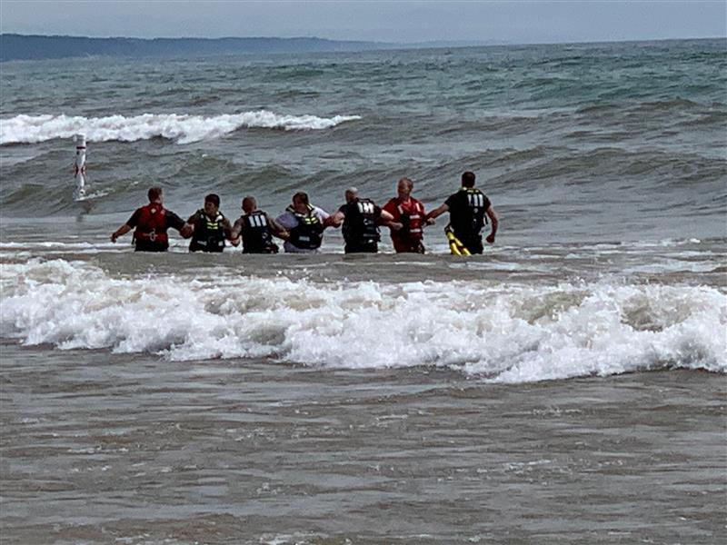 Beachgoers form human chain to help find missing teen in Lake Michigan ...