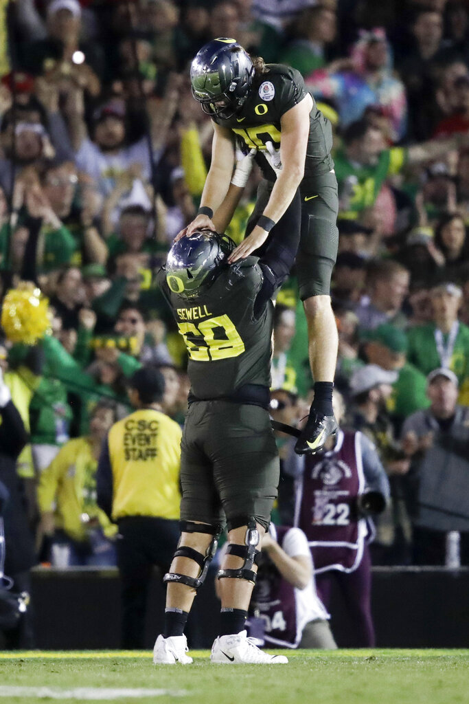 FILE PHOTOS).former Oregon Ducks offensive tackle (58) Penei