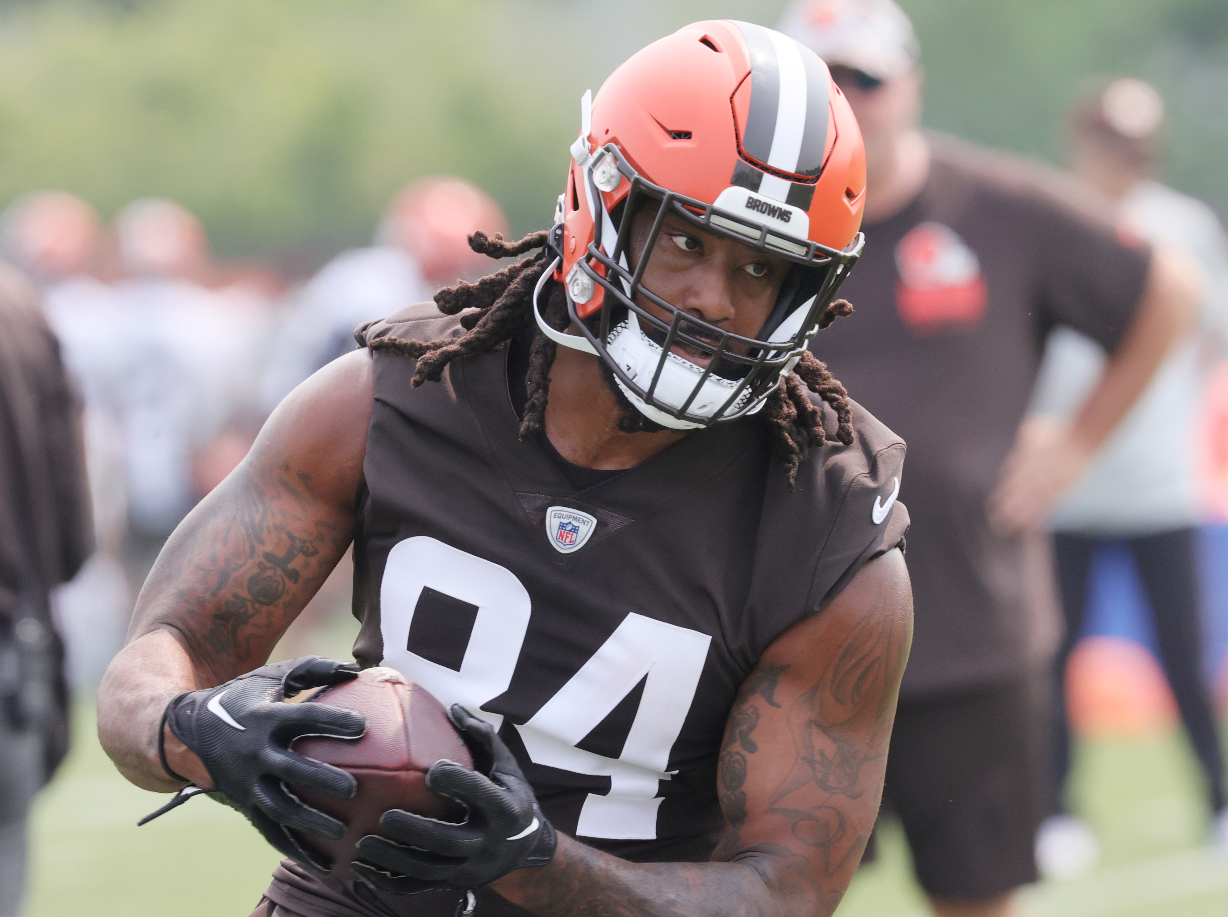 Cleveland Browns tight end Jordan Akins (84) runs with the ball during a  preseason NFL football