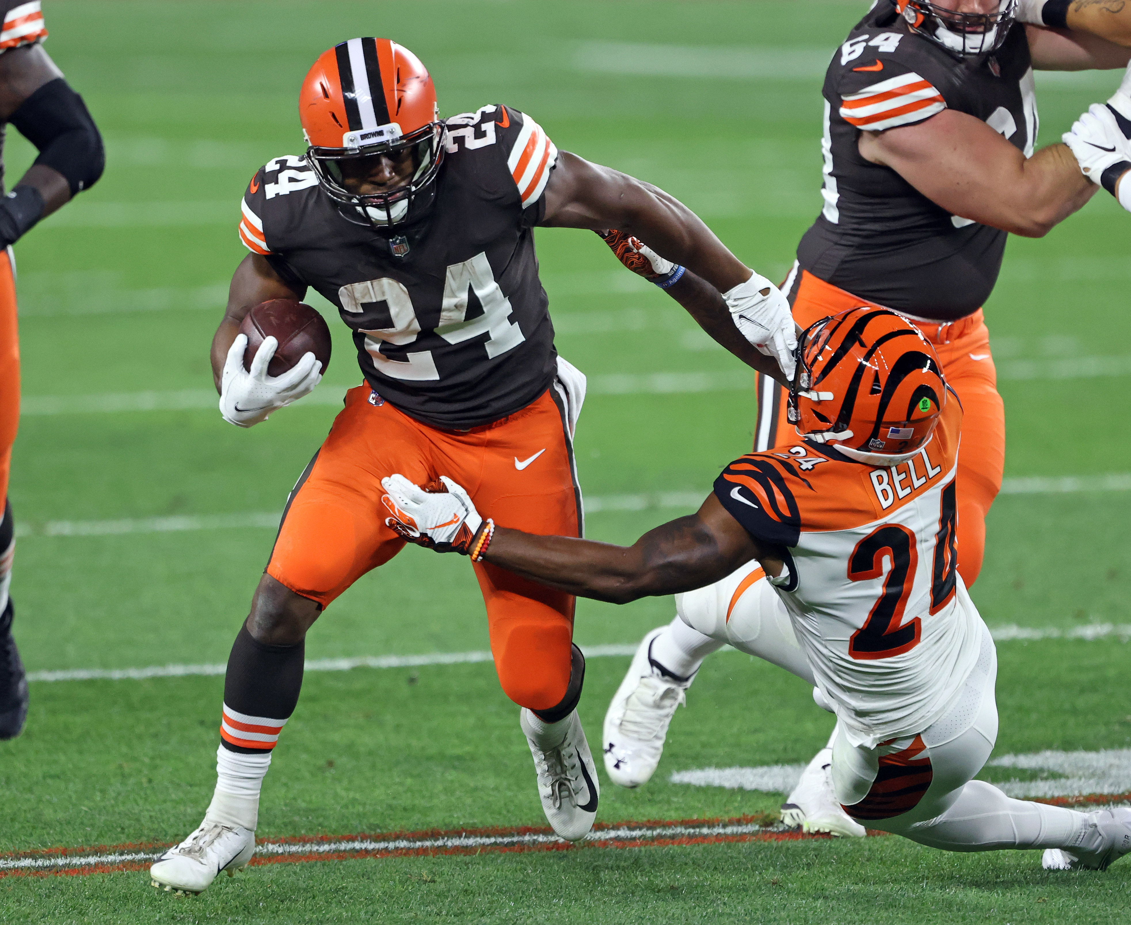 Watch Nick Chubb give the Browns a 10-7 lead vs. Washington with a