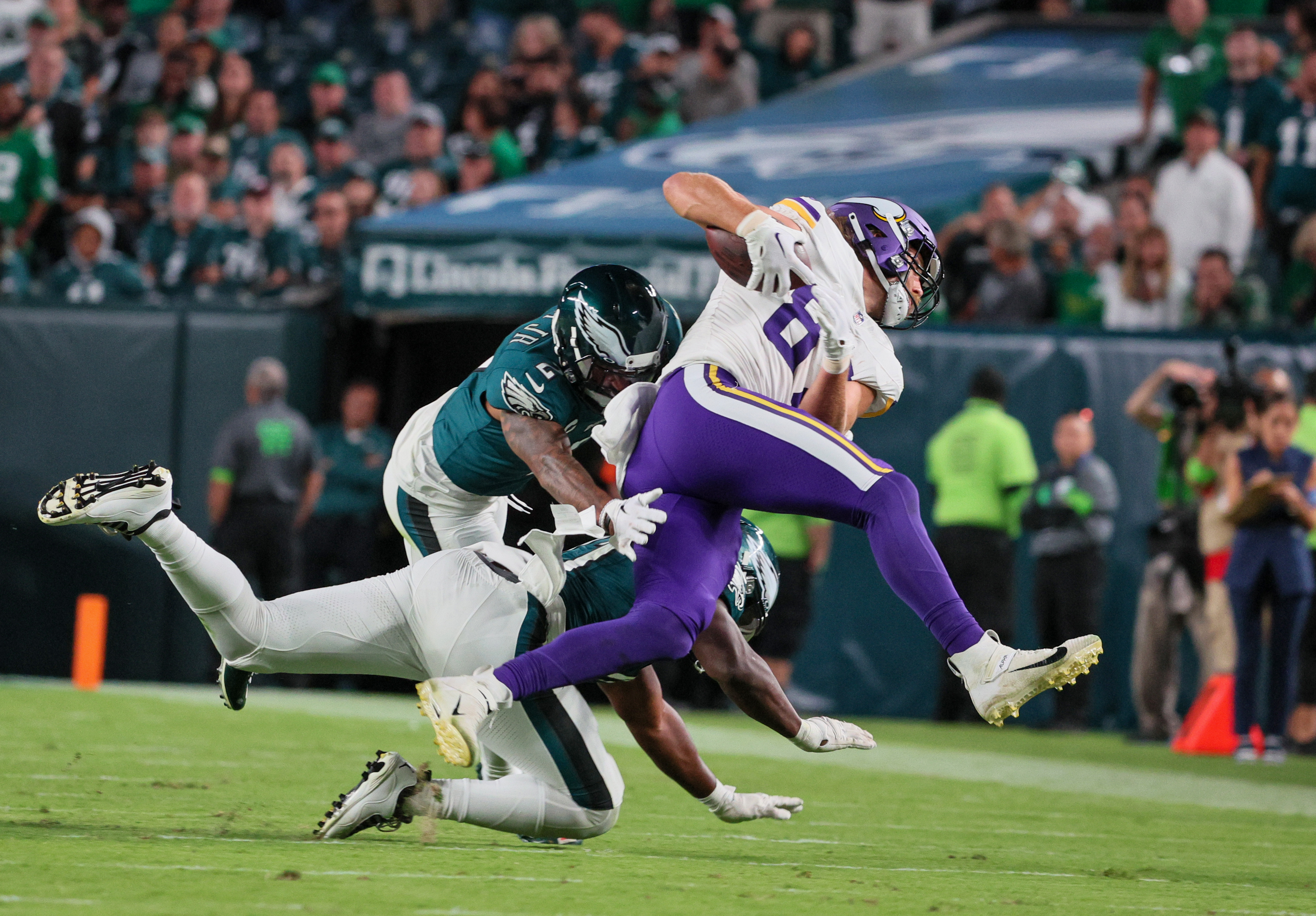 D'Andre Swfit's dominant night helps Eagles beat Vikings 34-28