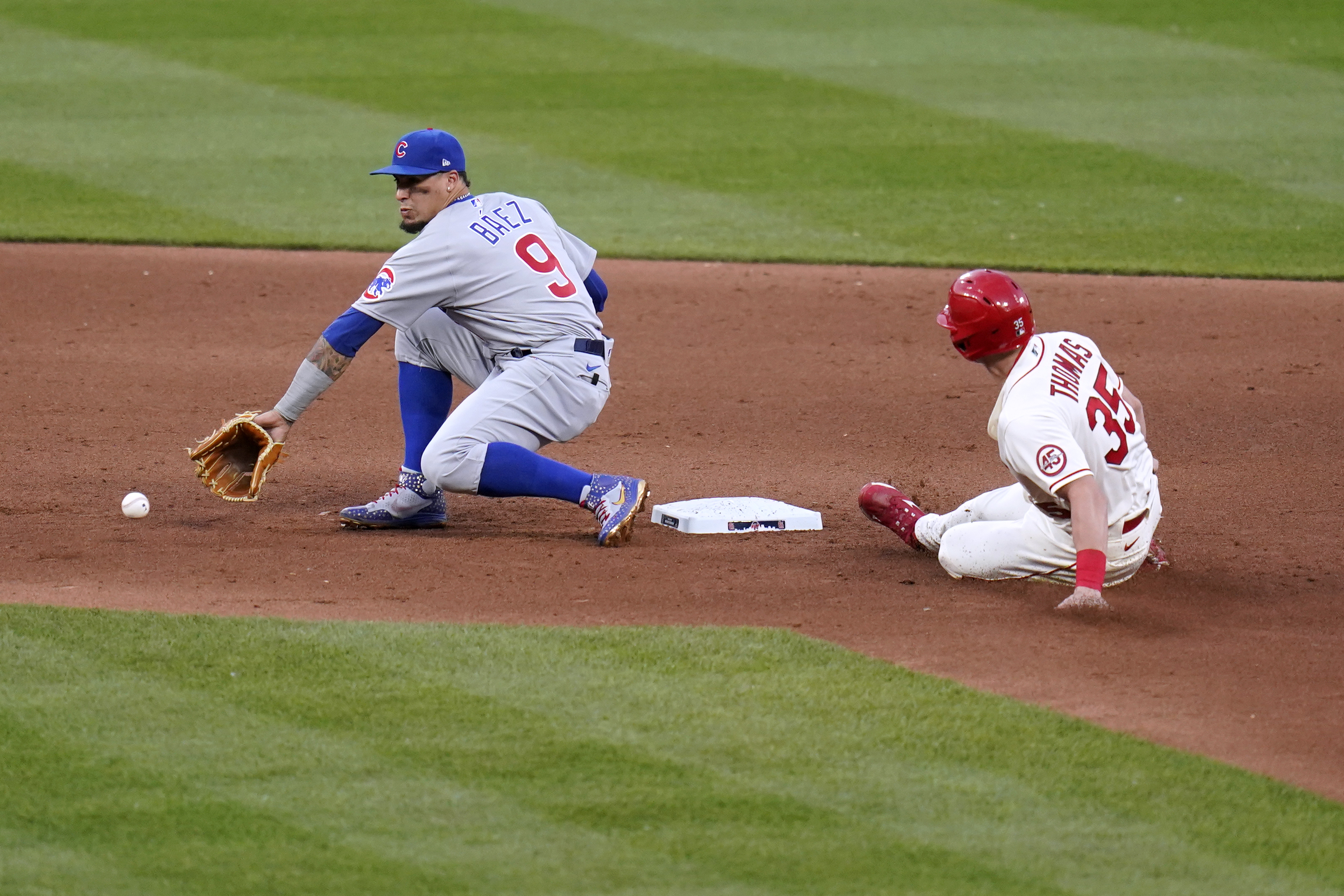 Mikolas hurt in return, Molina hits HR as Cardinals top Cubs