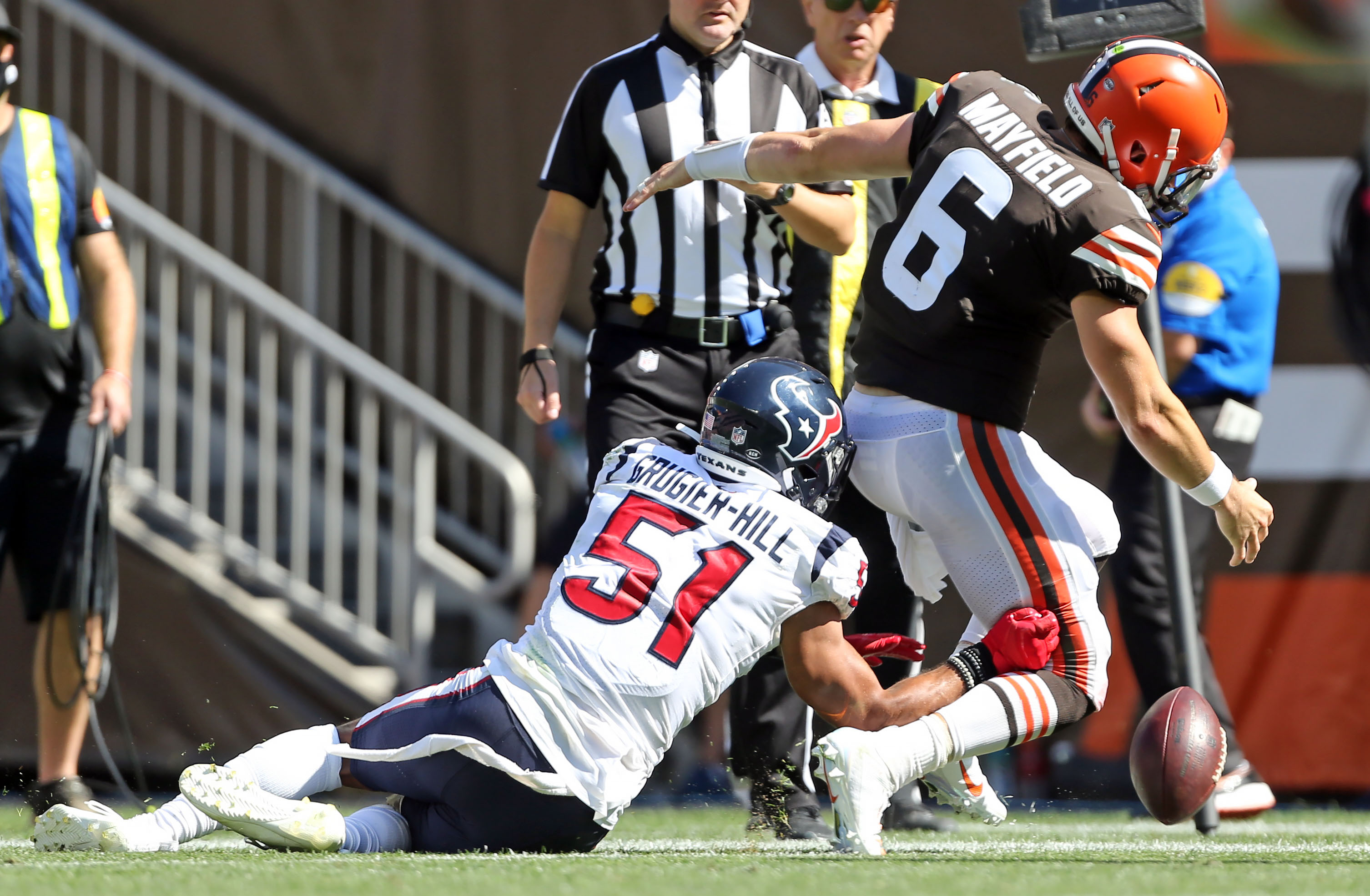 Mayfield shakes off injury, leads Browns past Texans 31-21