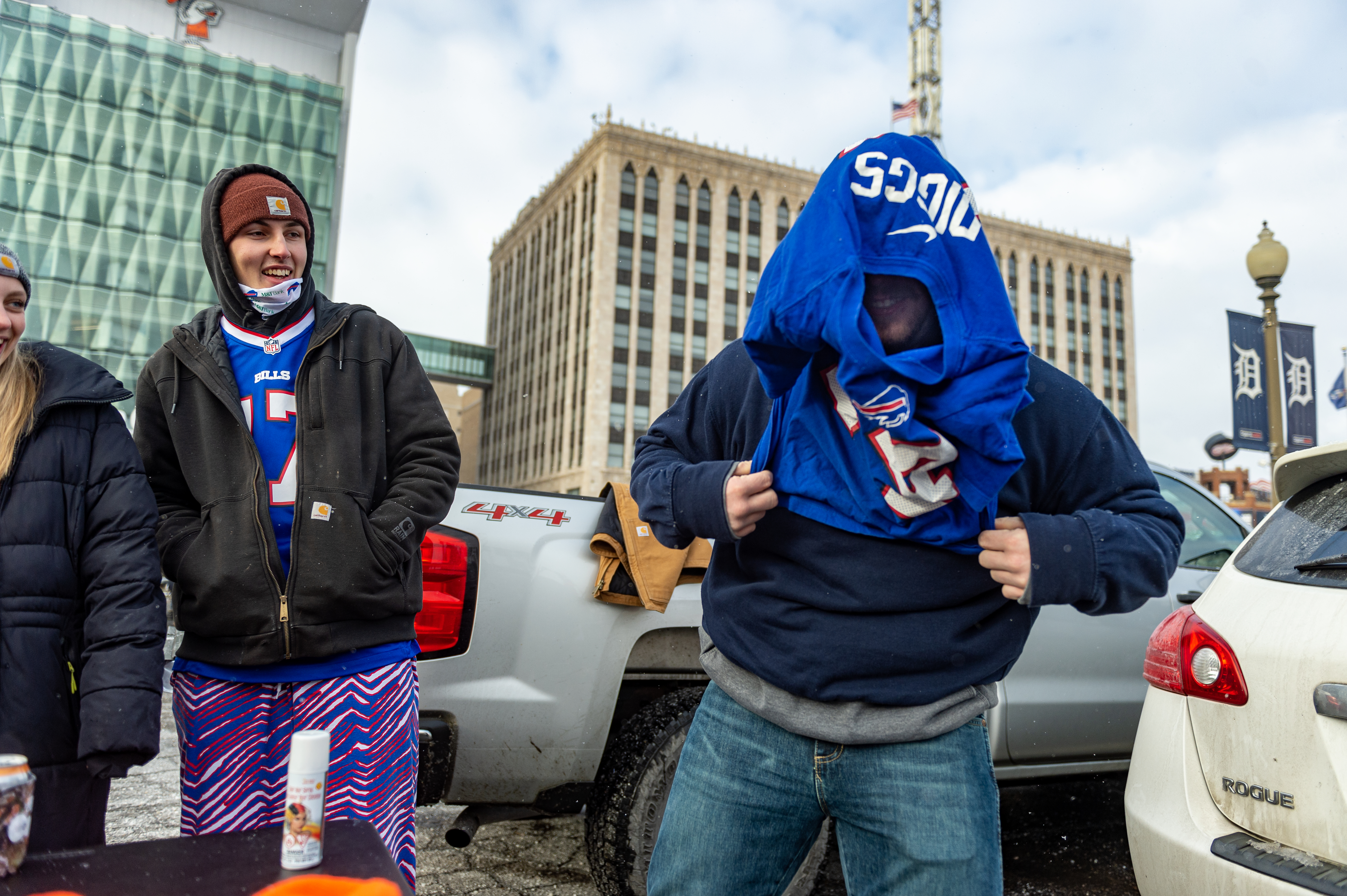 Buffalo Bills and Cleveland Browns fans tailgate in Detroit