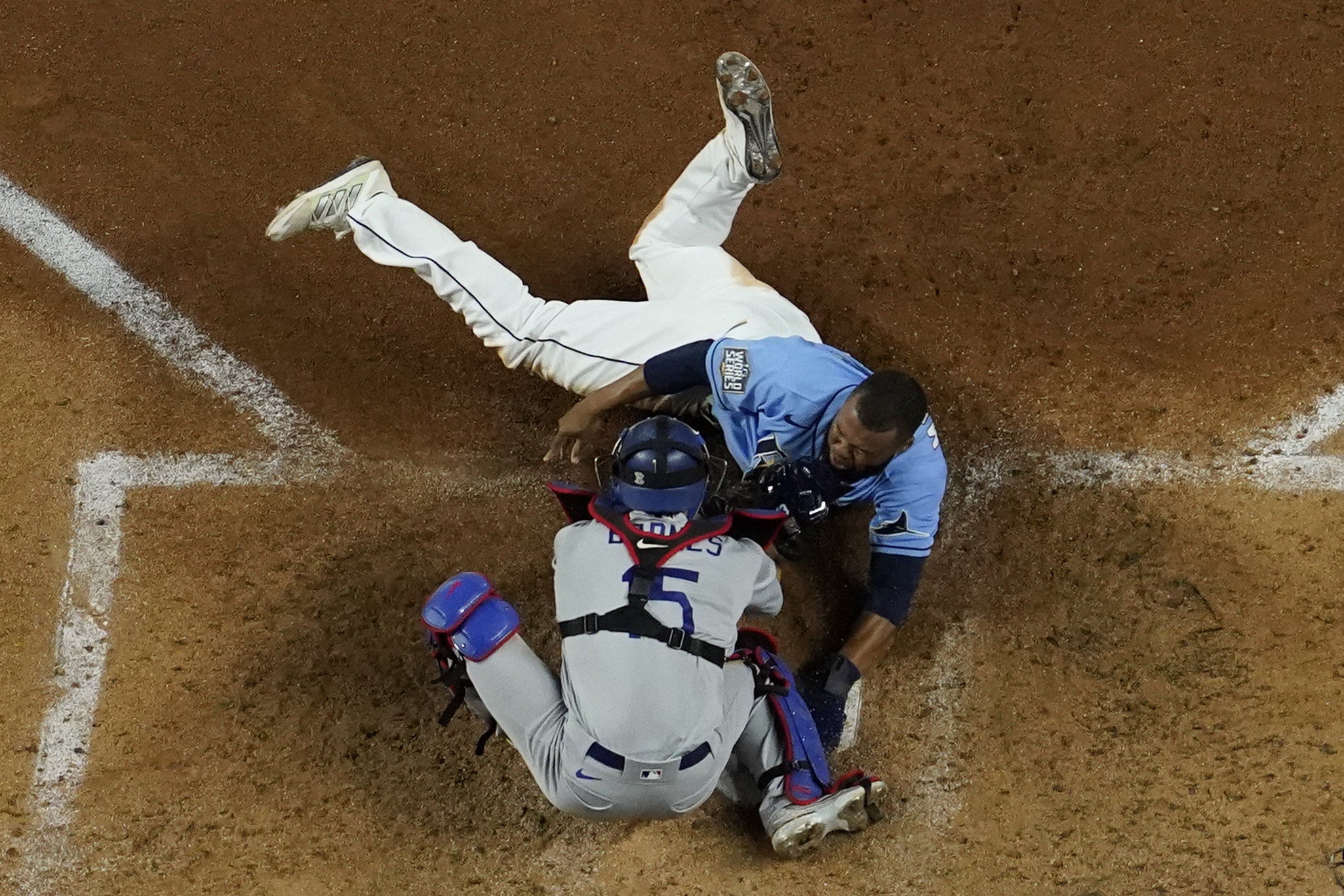 Kershaw stops steal of home, hands Dodgers 3-2 Series lead