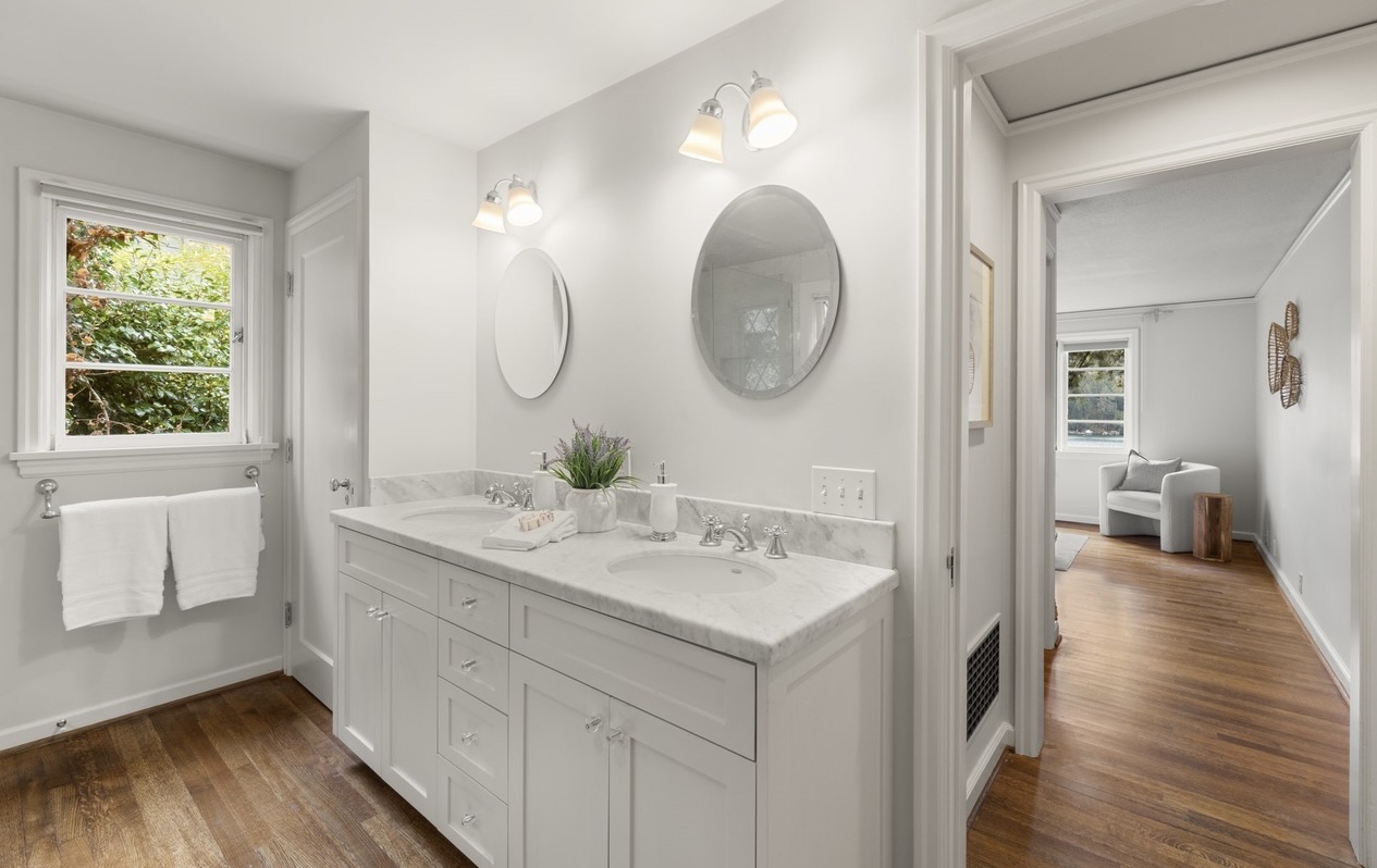 Architect Richard Sundeleaf Lake Oswego home for sale