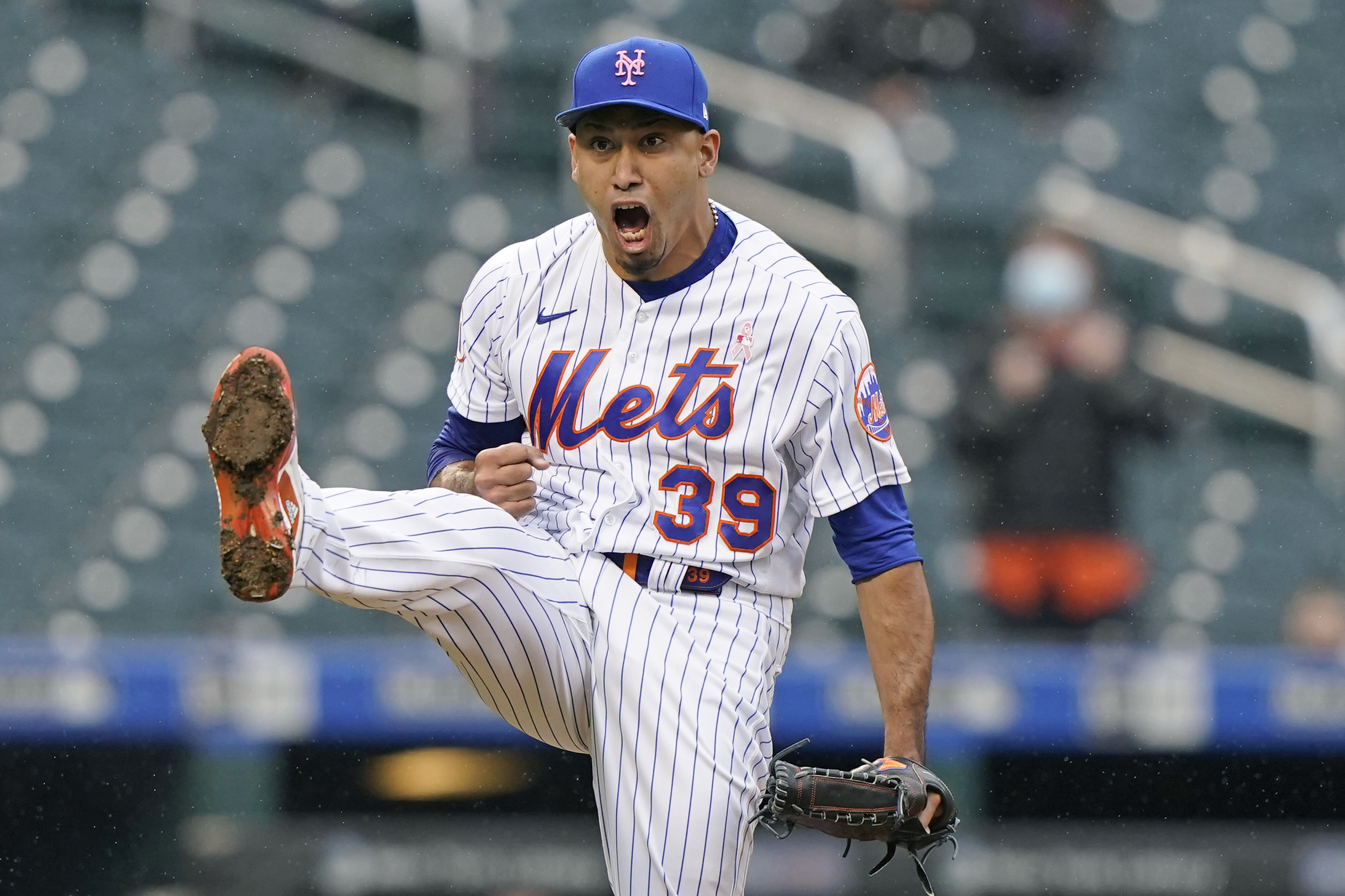 Mets' Edwin Diaz is greeted with live performance by Timmy