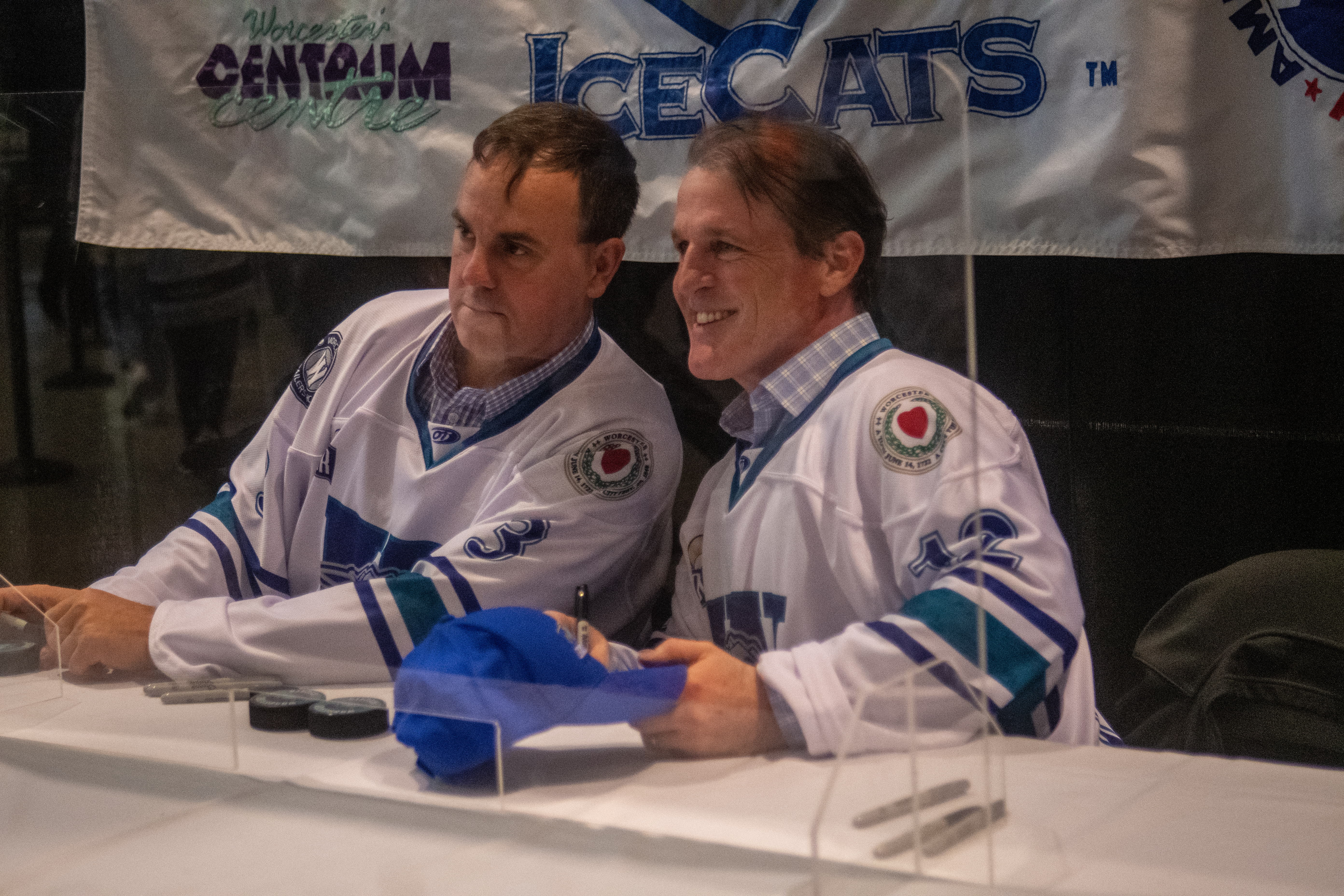 IceCats former players, fans reminisce on city's hockey team at throwback  night Worcester Railers