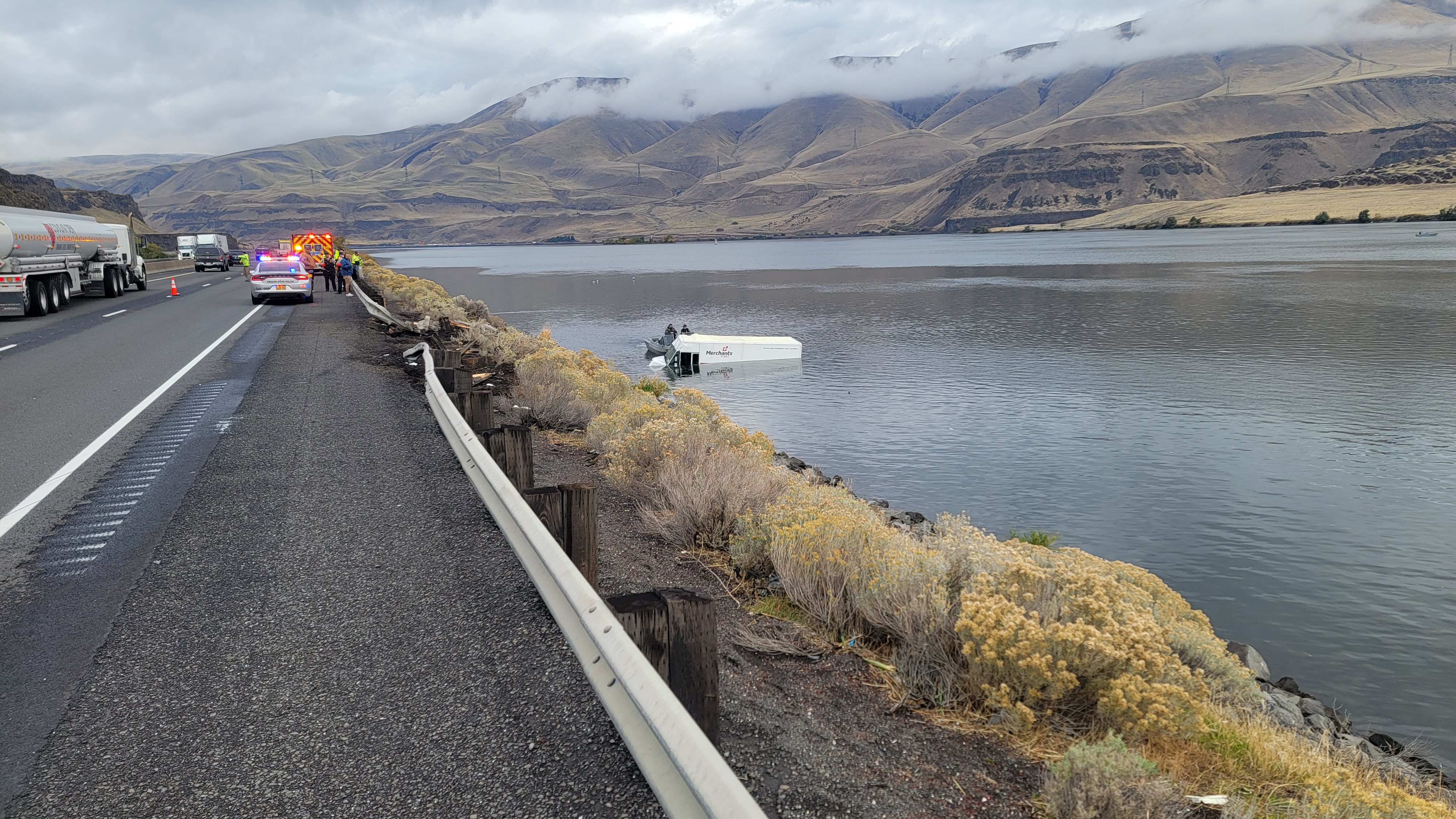 Delivery truck crashes into Columbia River, driver accused of DUII