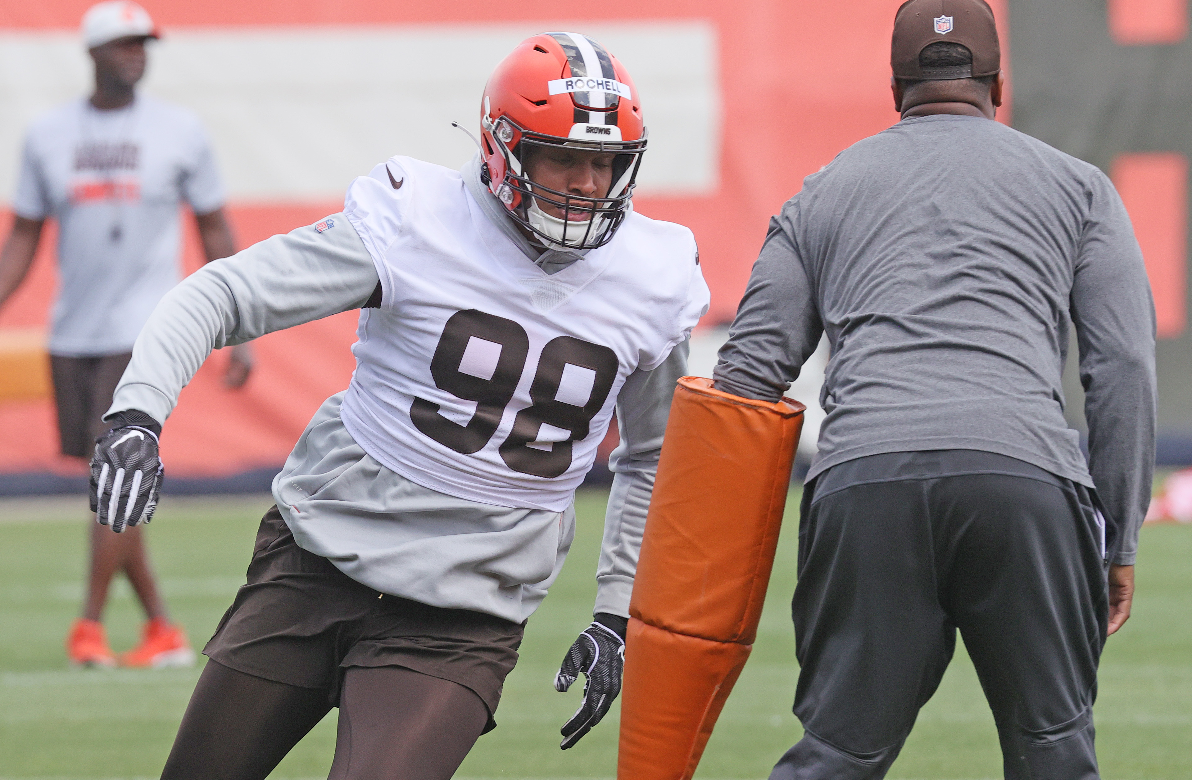 Cleveland Browns defensive end Isaac Rochell (98) lines up for a