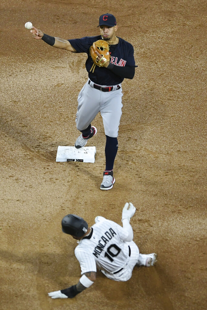 Chang hits Grandal with throw as White Sox beat Indians 4-3