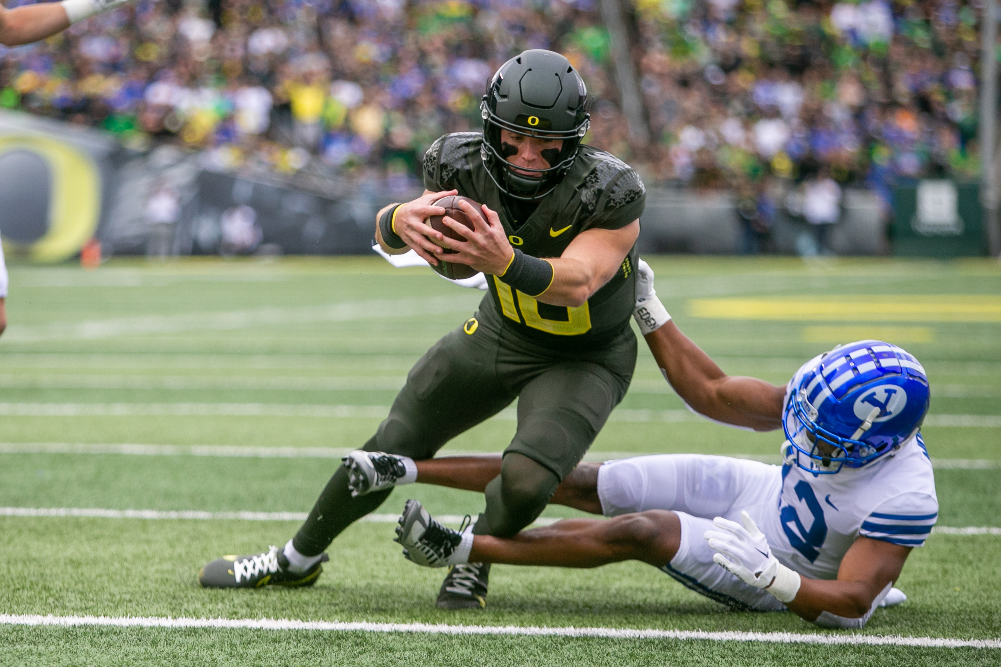 Bo Nix accurate, efficient, free of big mistakes in leading Oregon Ducks to  blowout of Eastern Washington