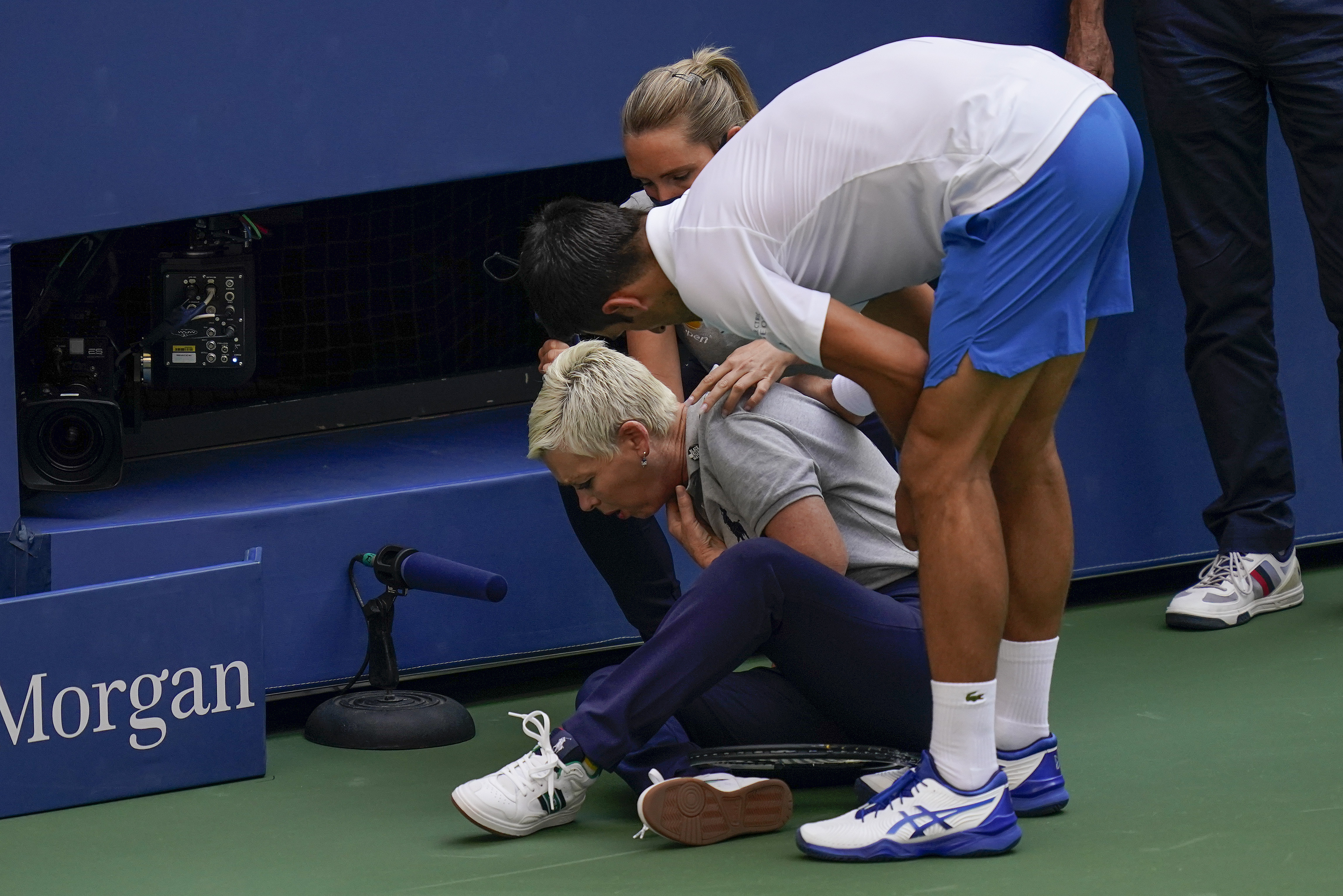 Novak Djokovic Ejected From U S Open After Hitting Line Judge In The Neck With Ball Video Syracuse Com