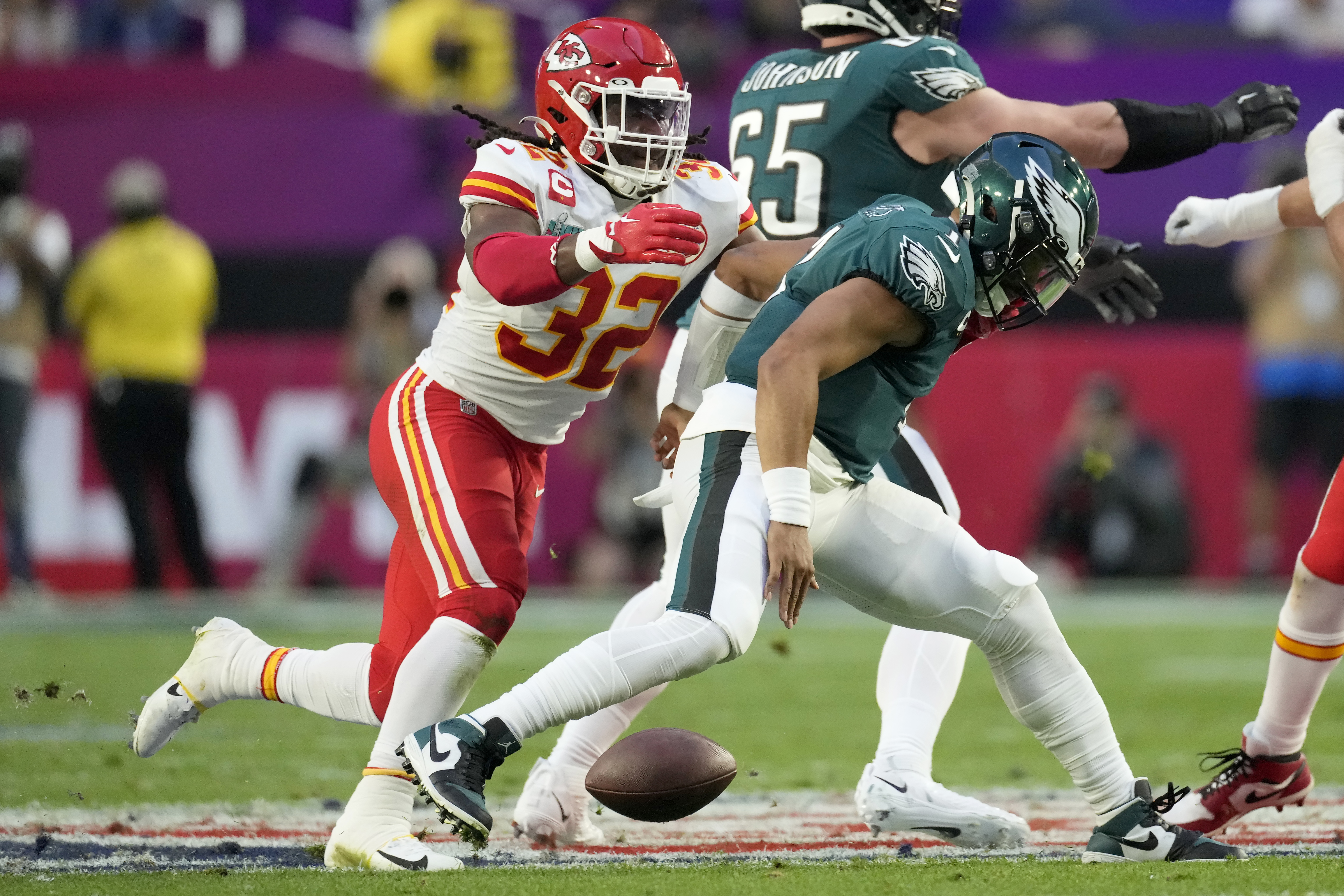 Nick Bolton video: Chiefs return Jalen Hurts fumble for TD