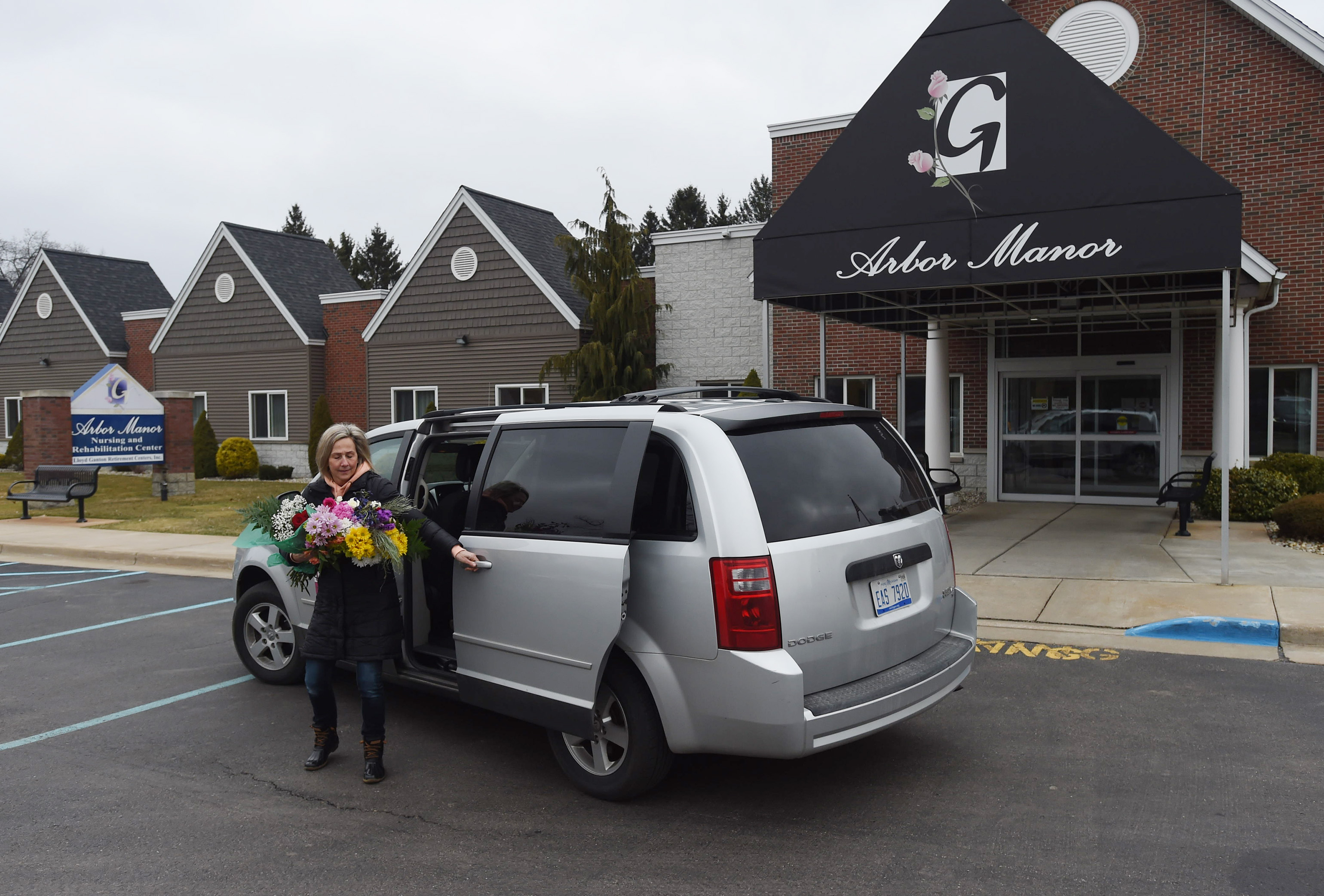 Jackson florist donates flowers to care home