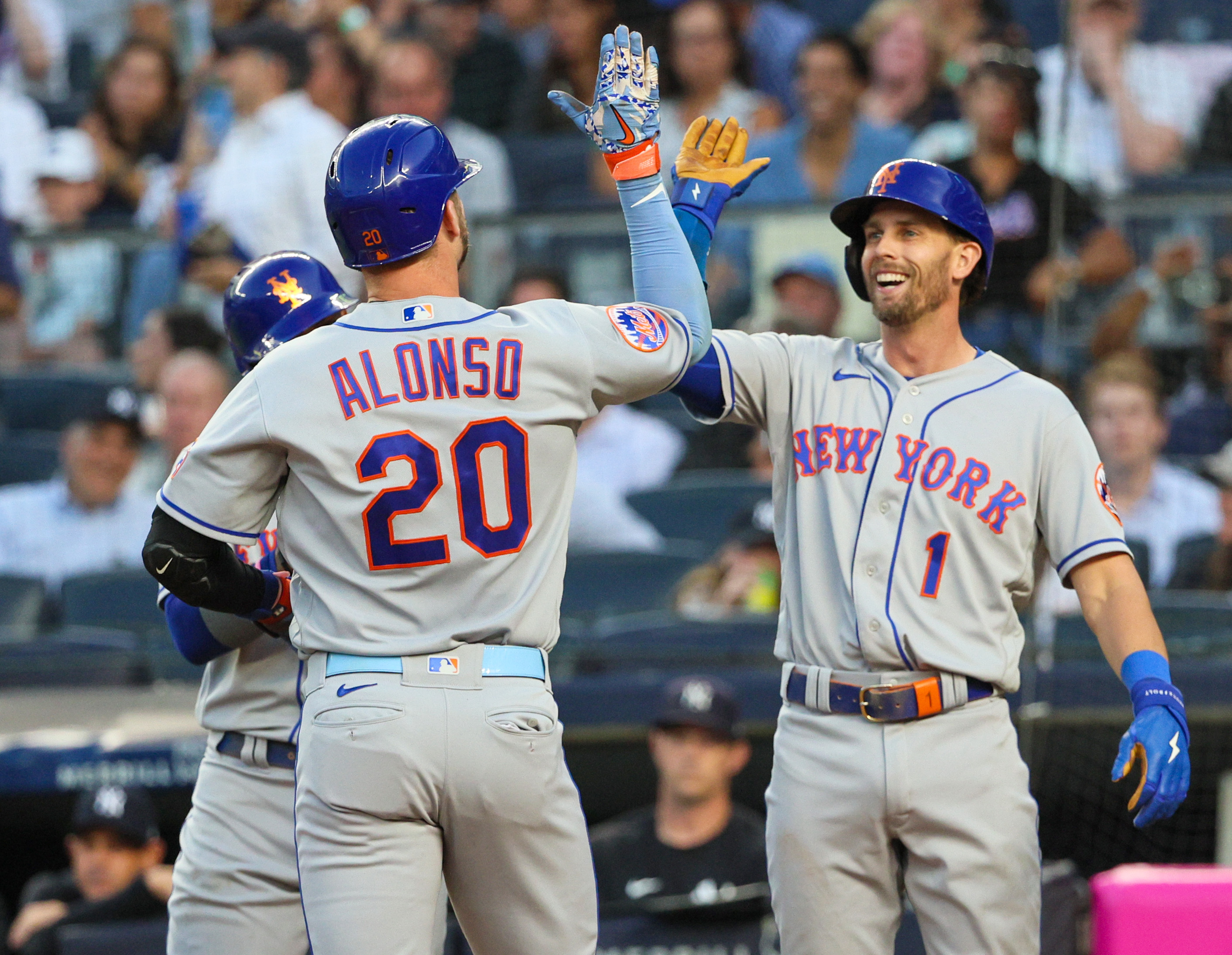 Pete Alonso hits home run in Subway Series