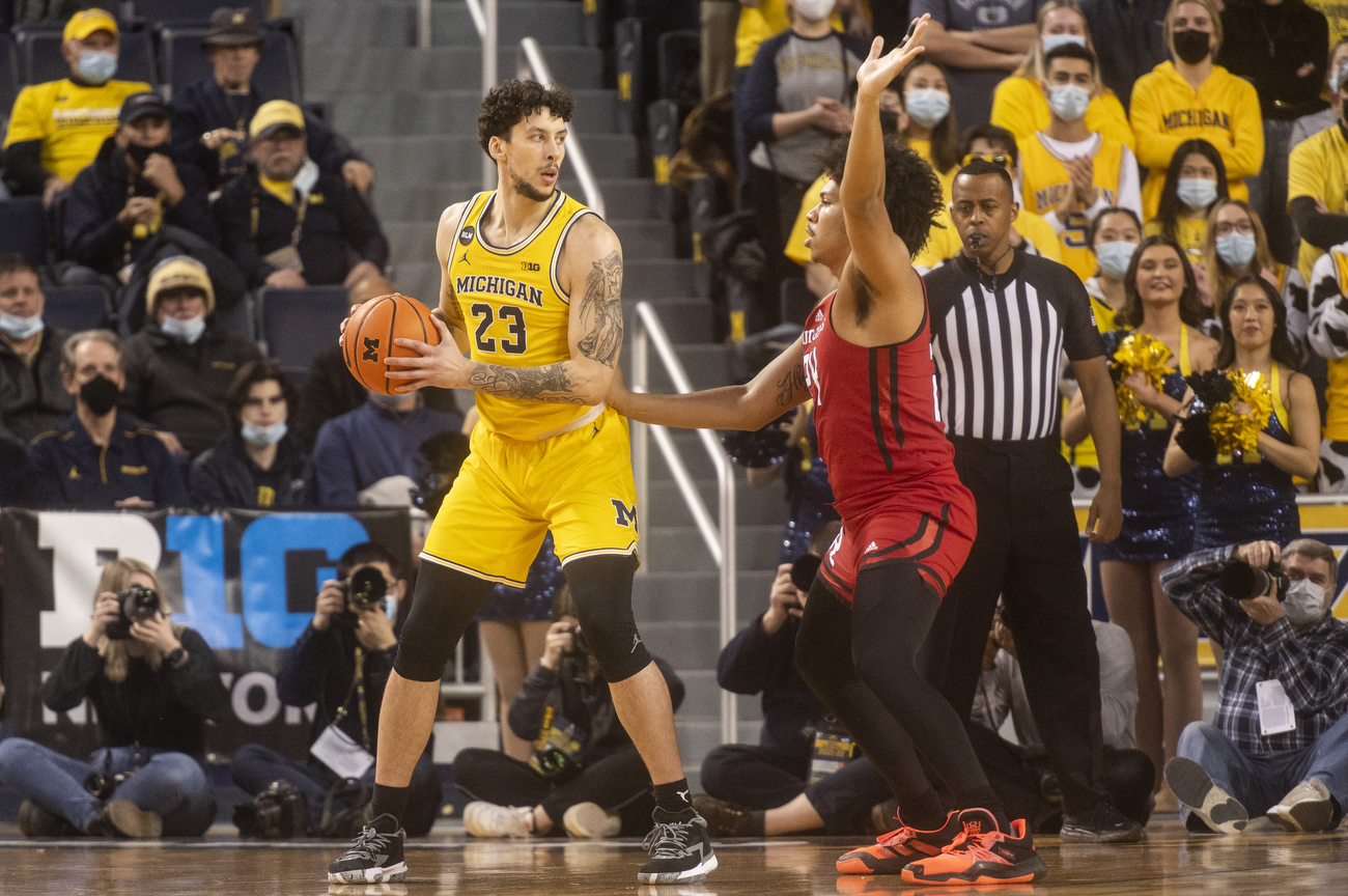 Ex-Michigan basketball player signs with French team 