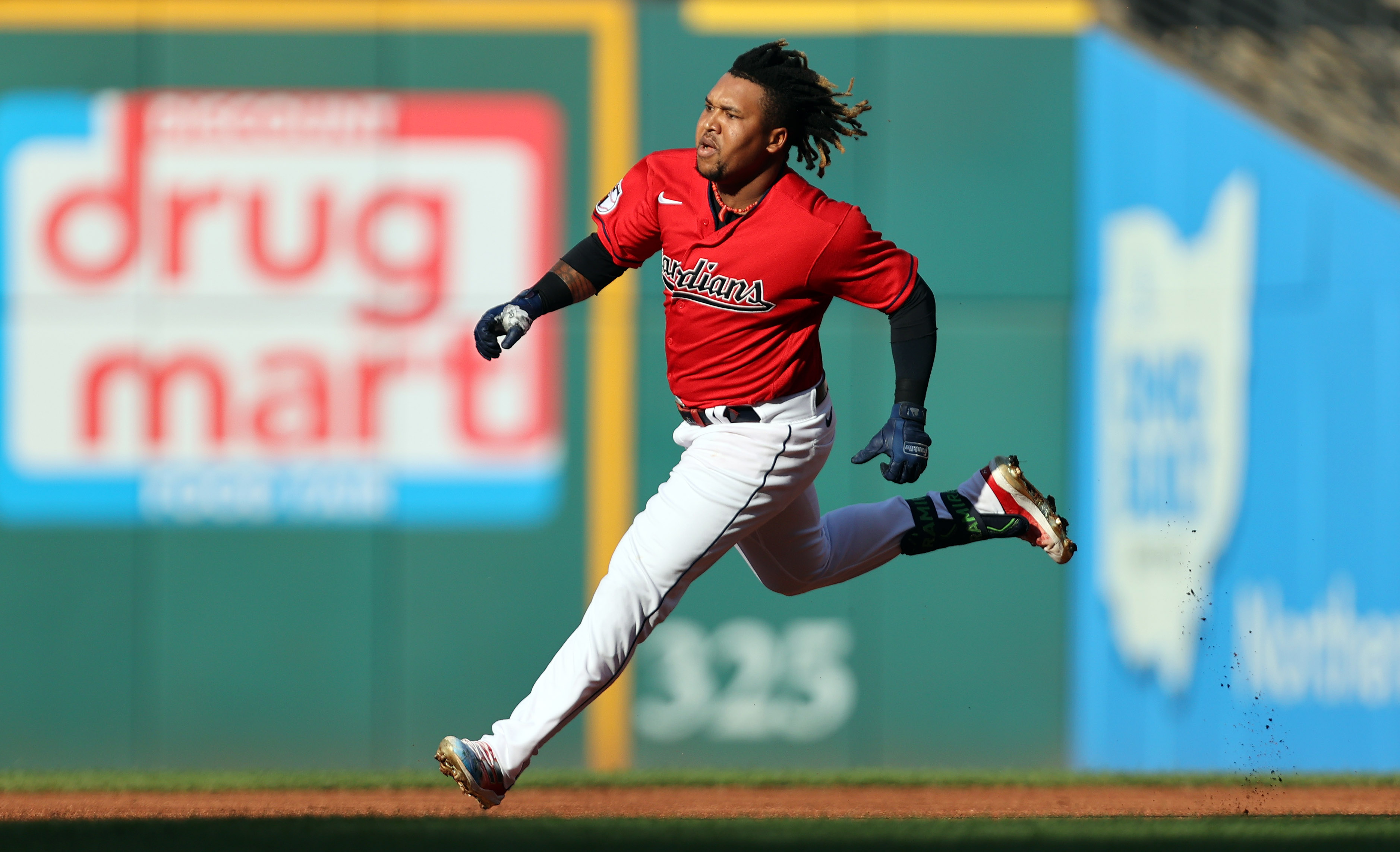 Jose Ramirez chooses loyalty, says he wants to retire a Cleveland