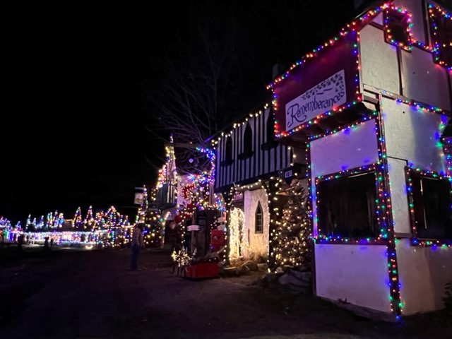 Flushing Mi Christmas Lights 2022 It's Christmas In The 1500S At This Michigan Outdoor Holiday Lights Walk -  Mlive.com