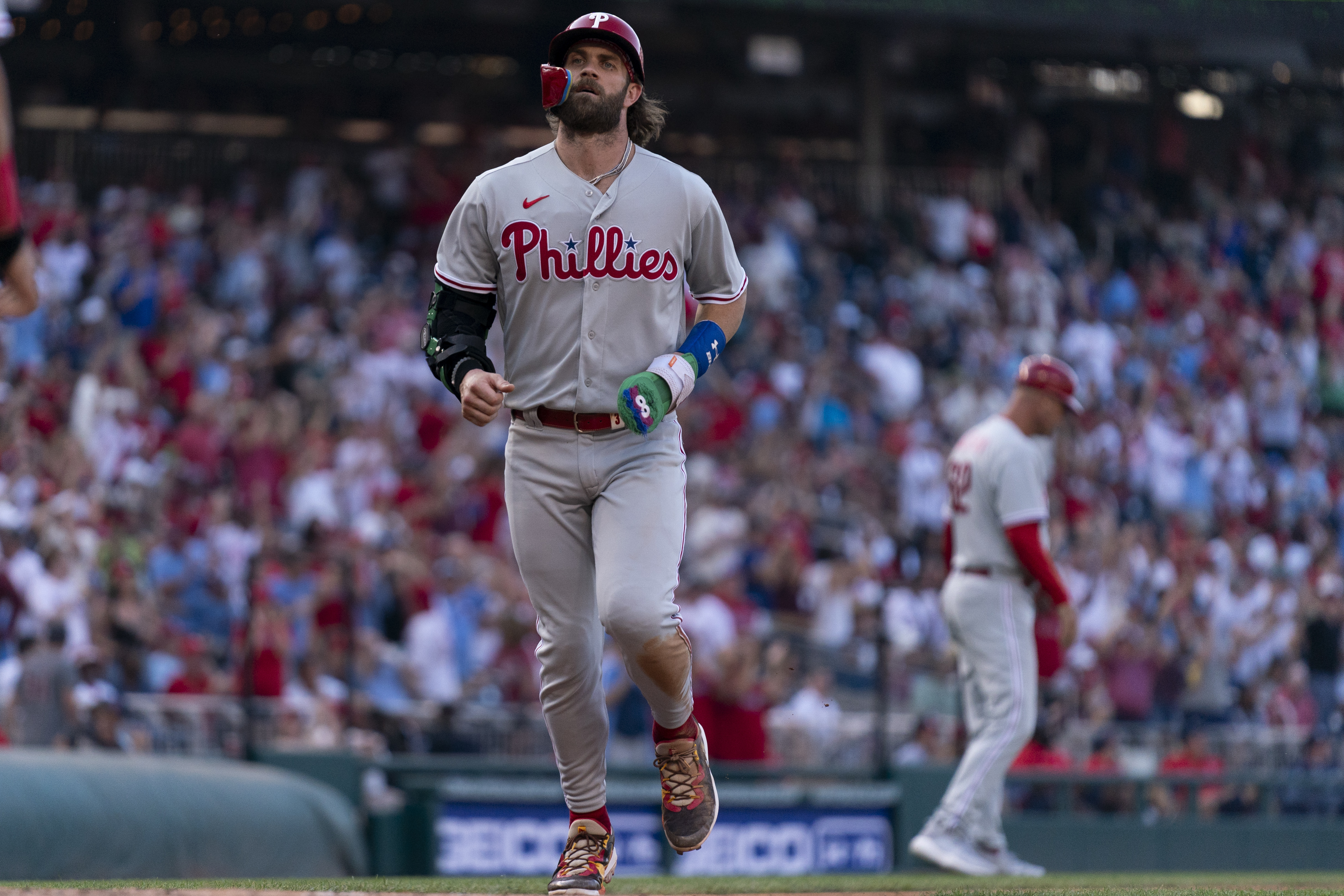 Nationals, Phillies players mingle with Little Leaguers