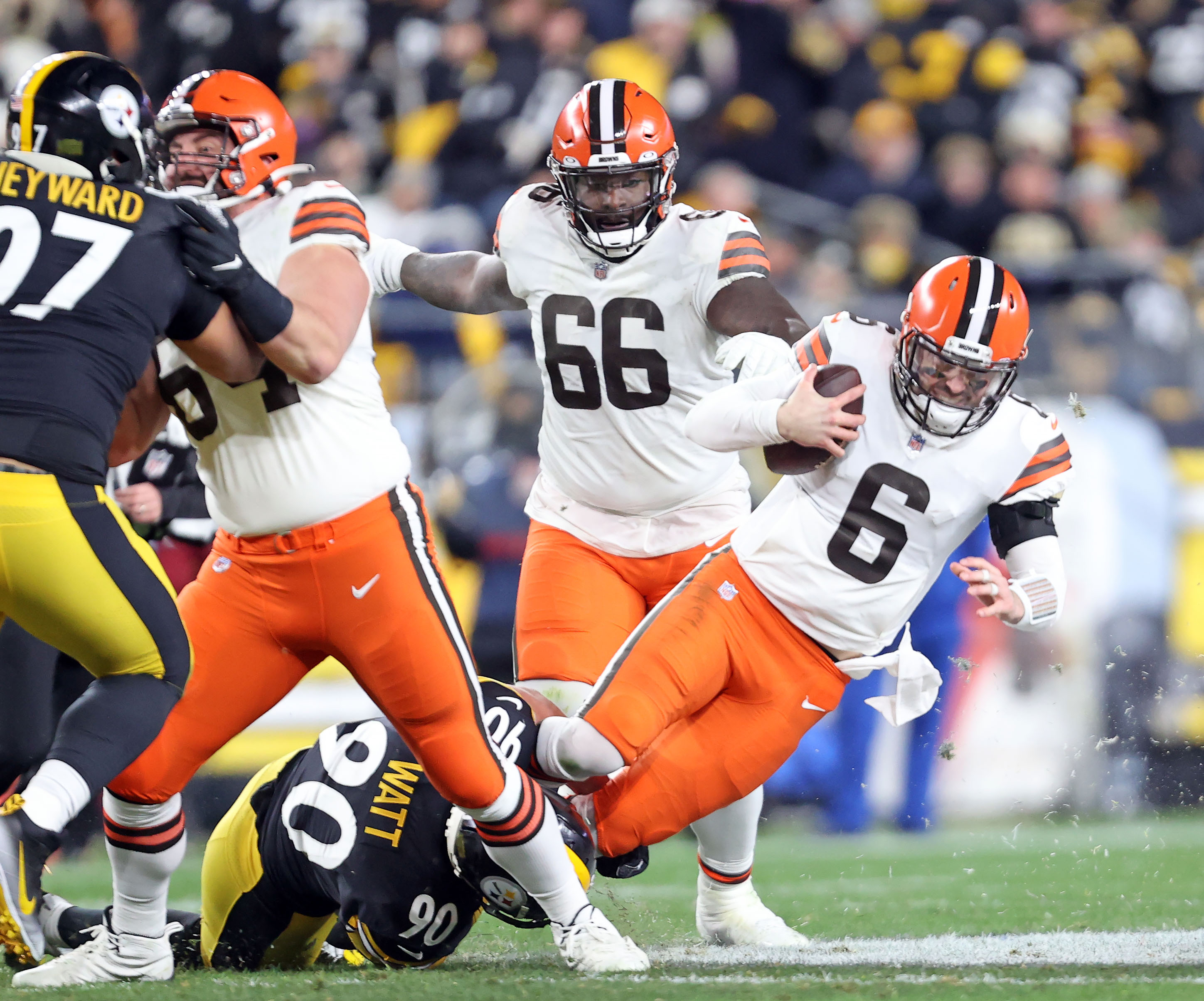 Battered Mayfield, listless Browns lose to Steelers, 26-14 - The