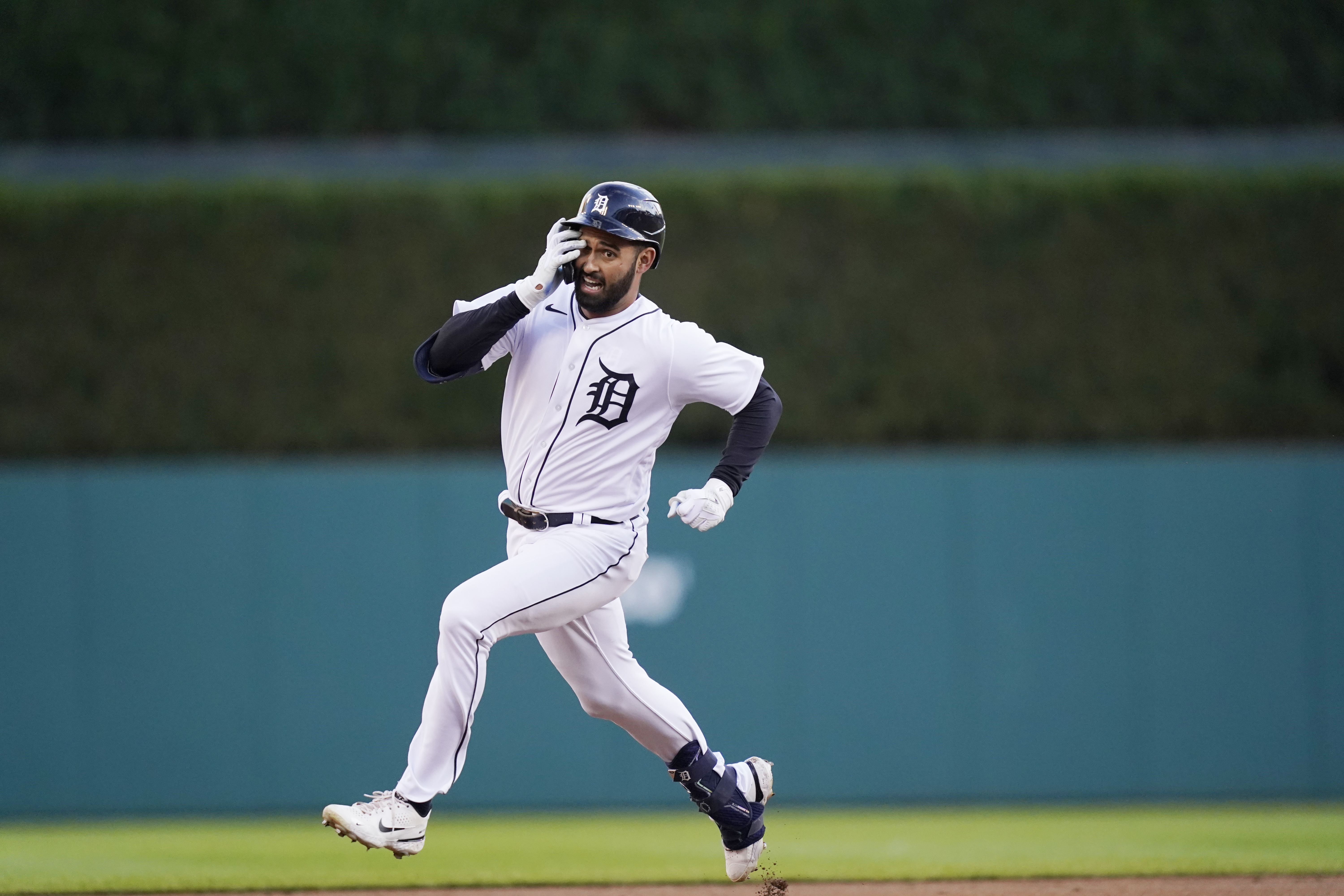 Tigers beat Twins 6-4 to take 3 of 4 in the series
