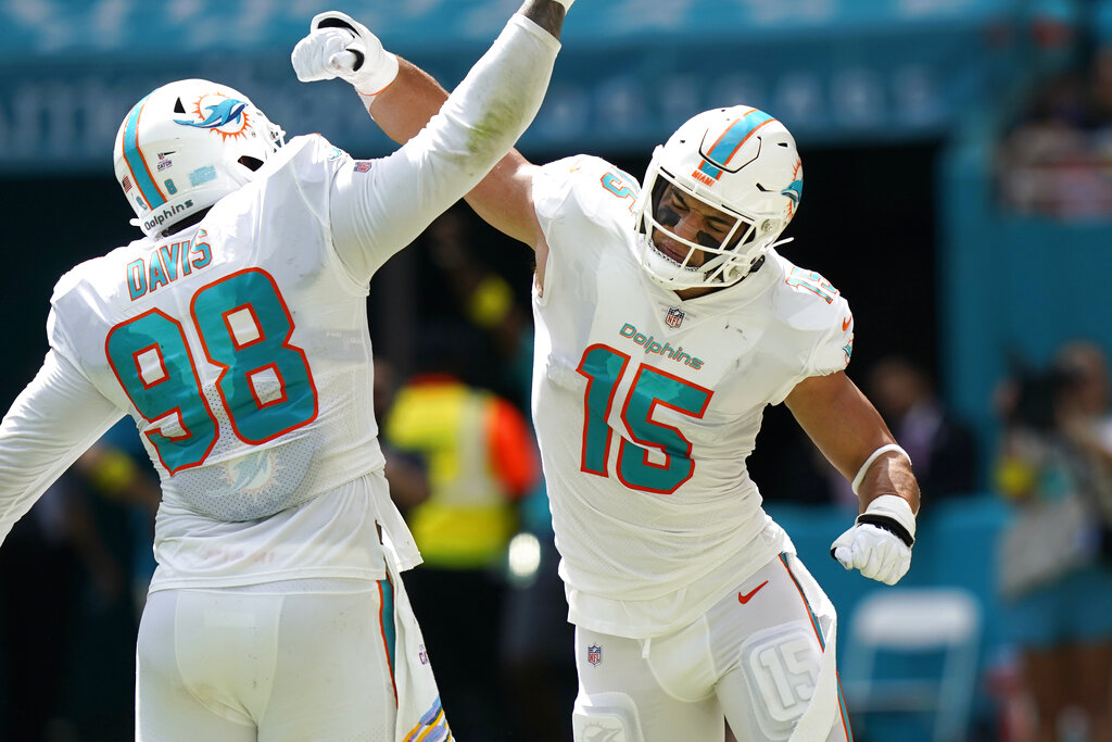 Miami Dolphins defensive tackle Raekwon Davis (98) is introduced