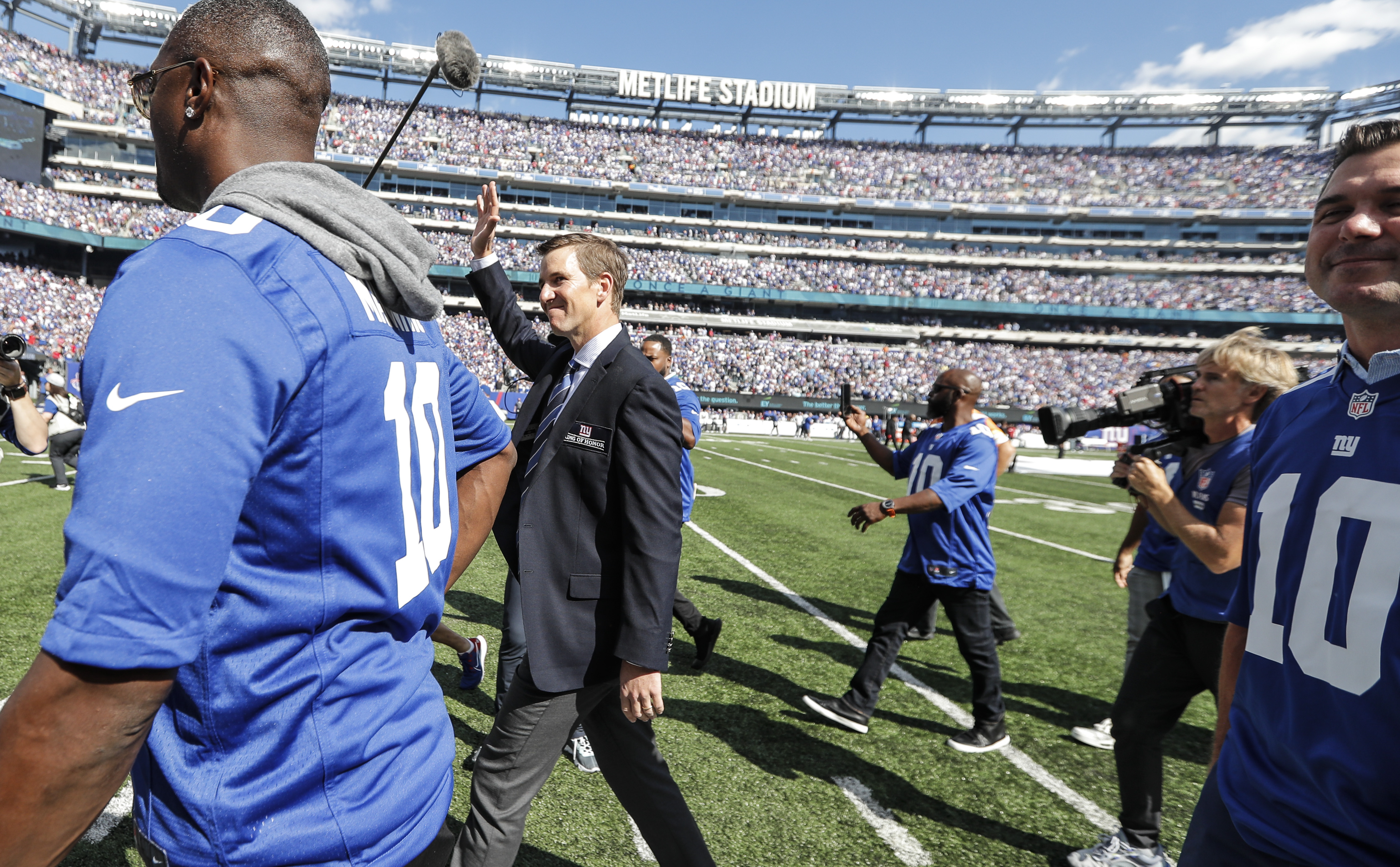 Giants retire Eli Manning's No. 10 jersey during halftime Ring of