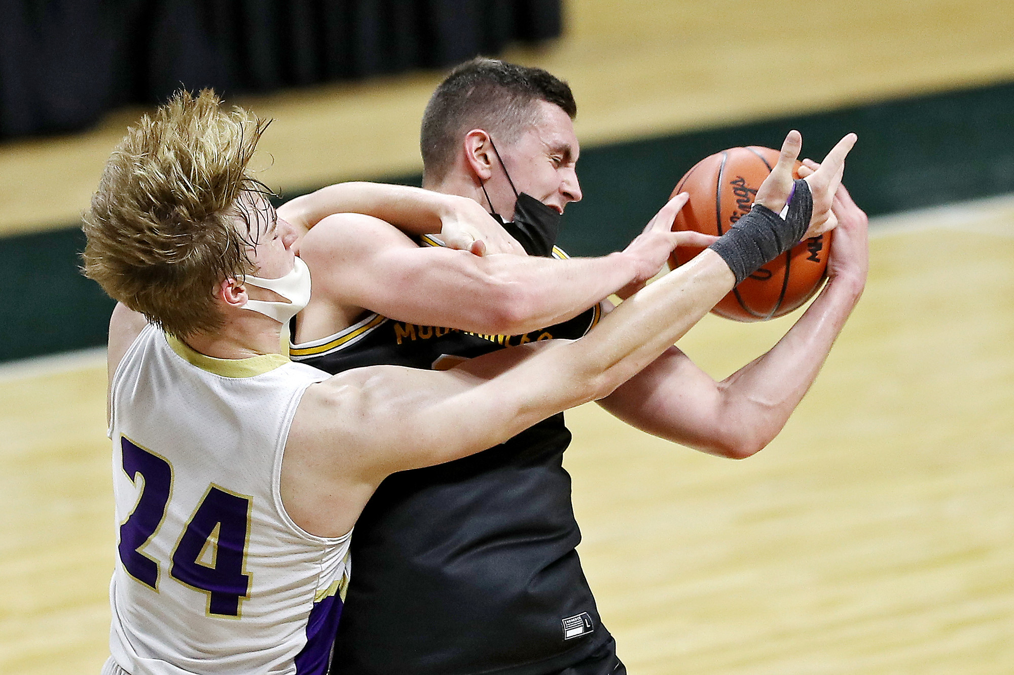 MHSAA Division 3 boys basketball semifinal Schoolcraft vs. Iron
