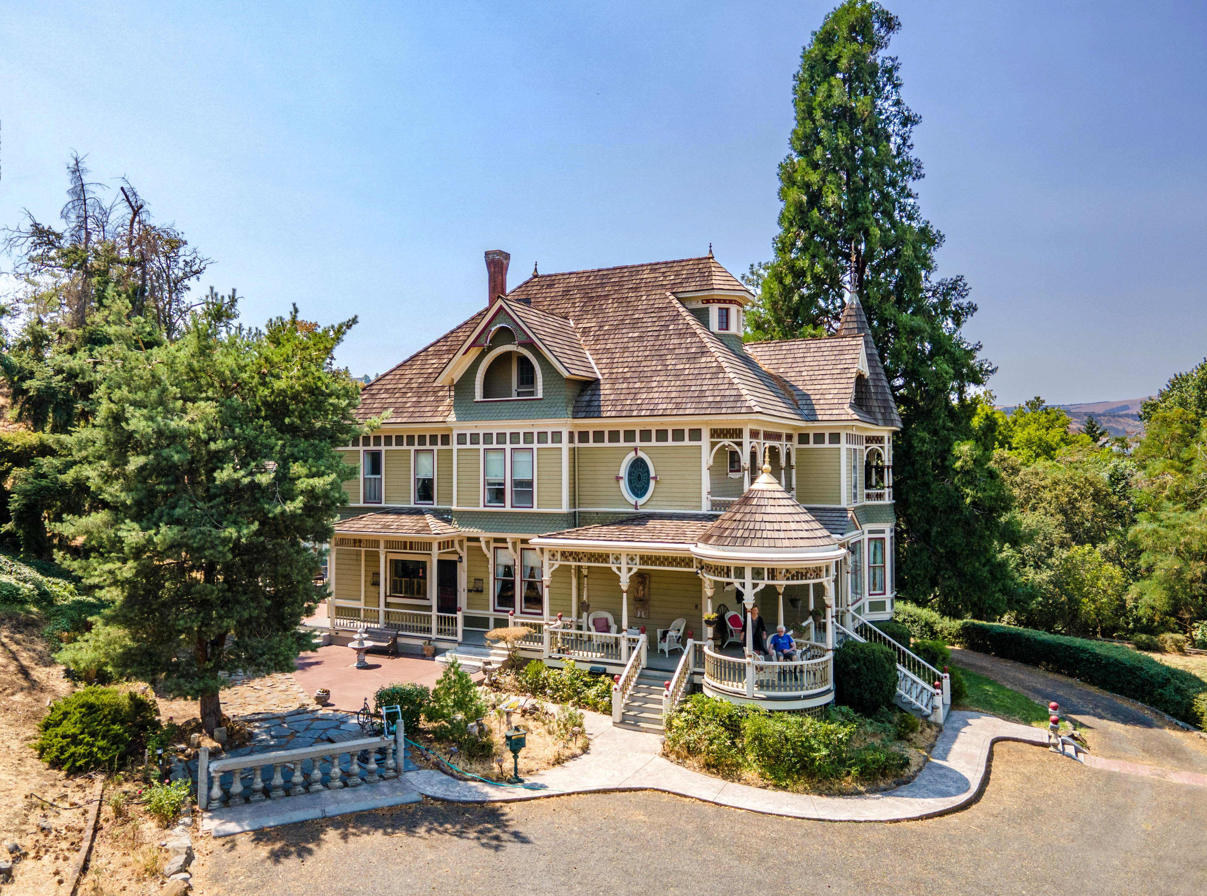 Historic Queen Anne mansion in The Dalles for sale at $897K