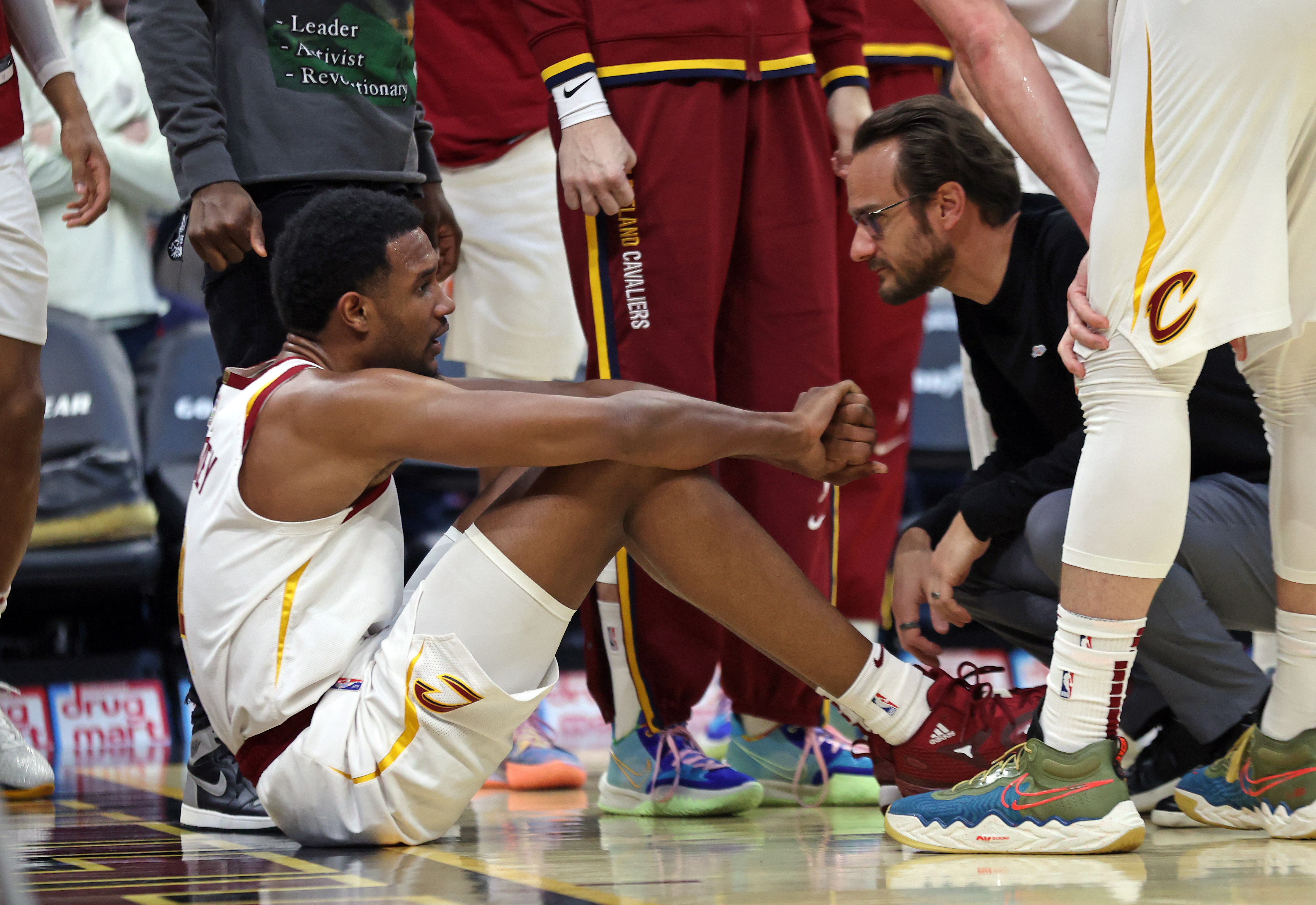 Cavaliers star Evan Mobley leaves game with knee injury (video)