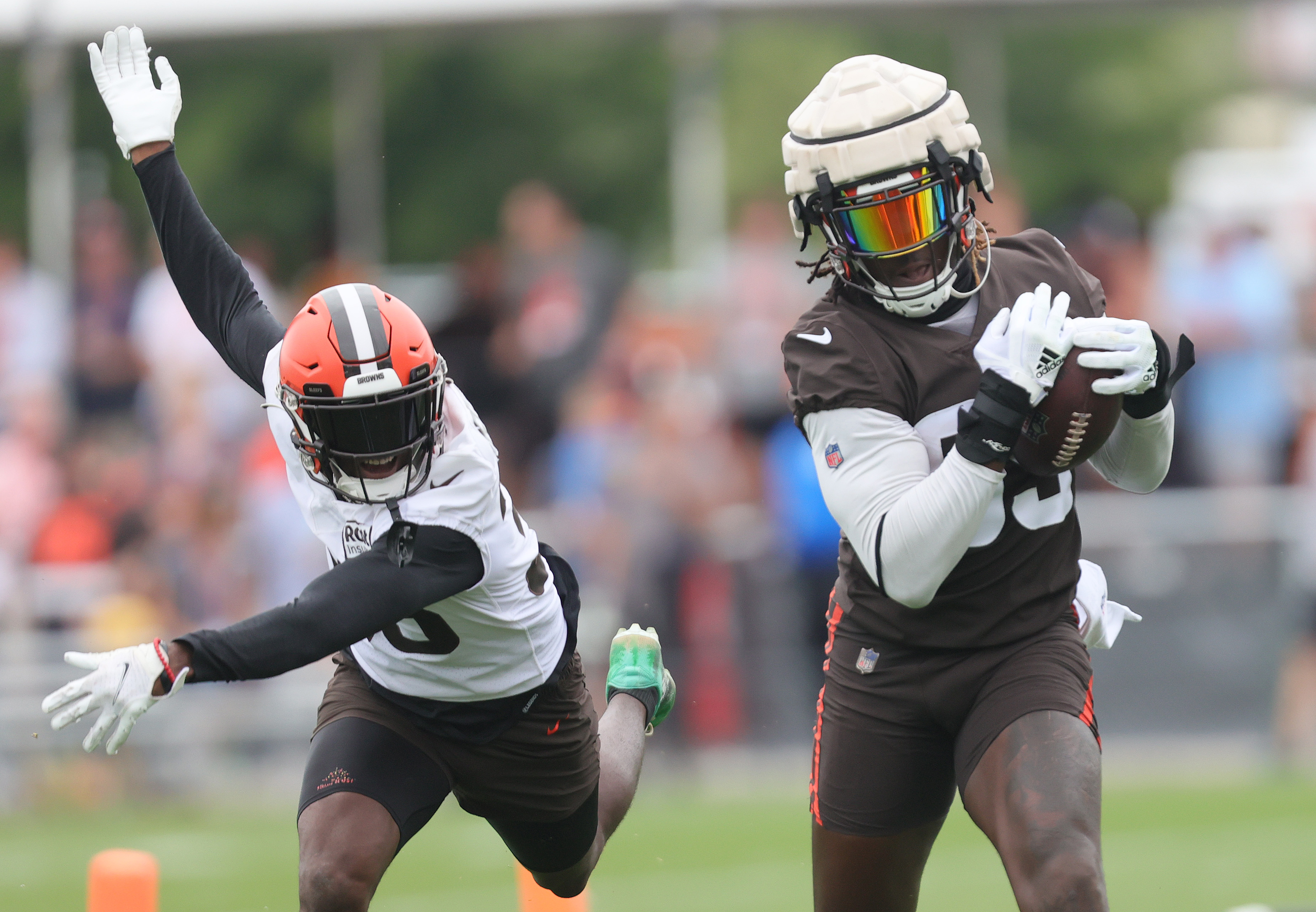 Cleveland Browns' Isaac Rochell runs through a drill during an NFL