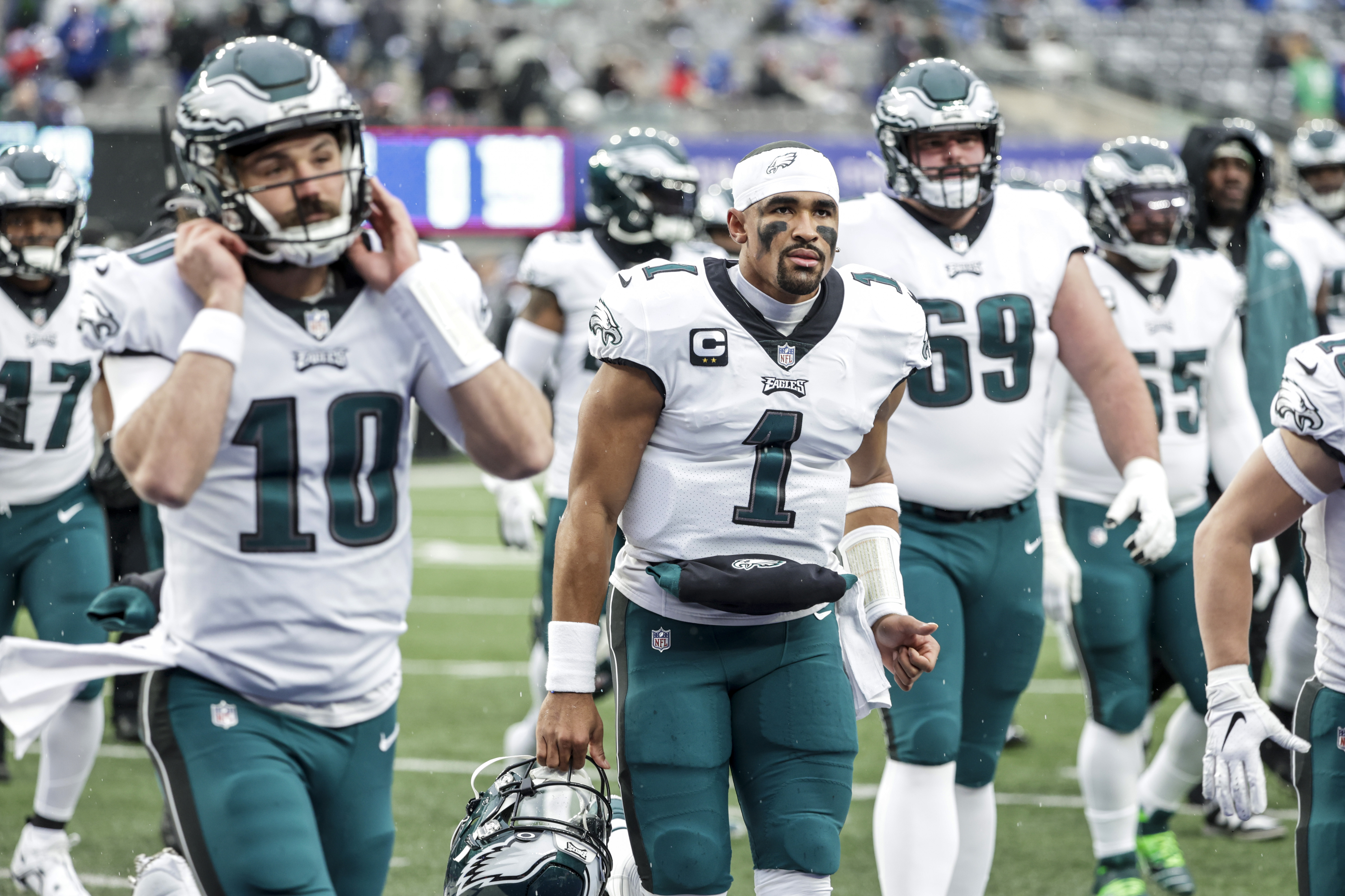 Eagles Jalen Hurts RINGS the bell at Sixers game, pumps up Philly crowd 