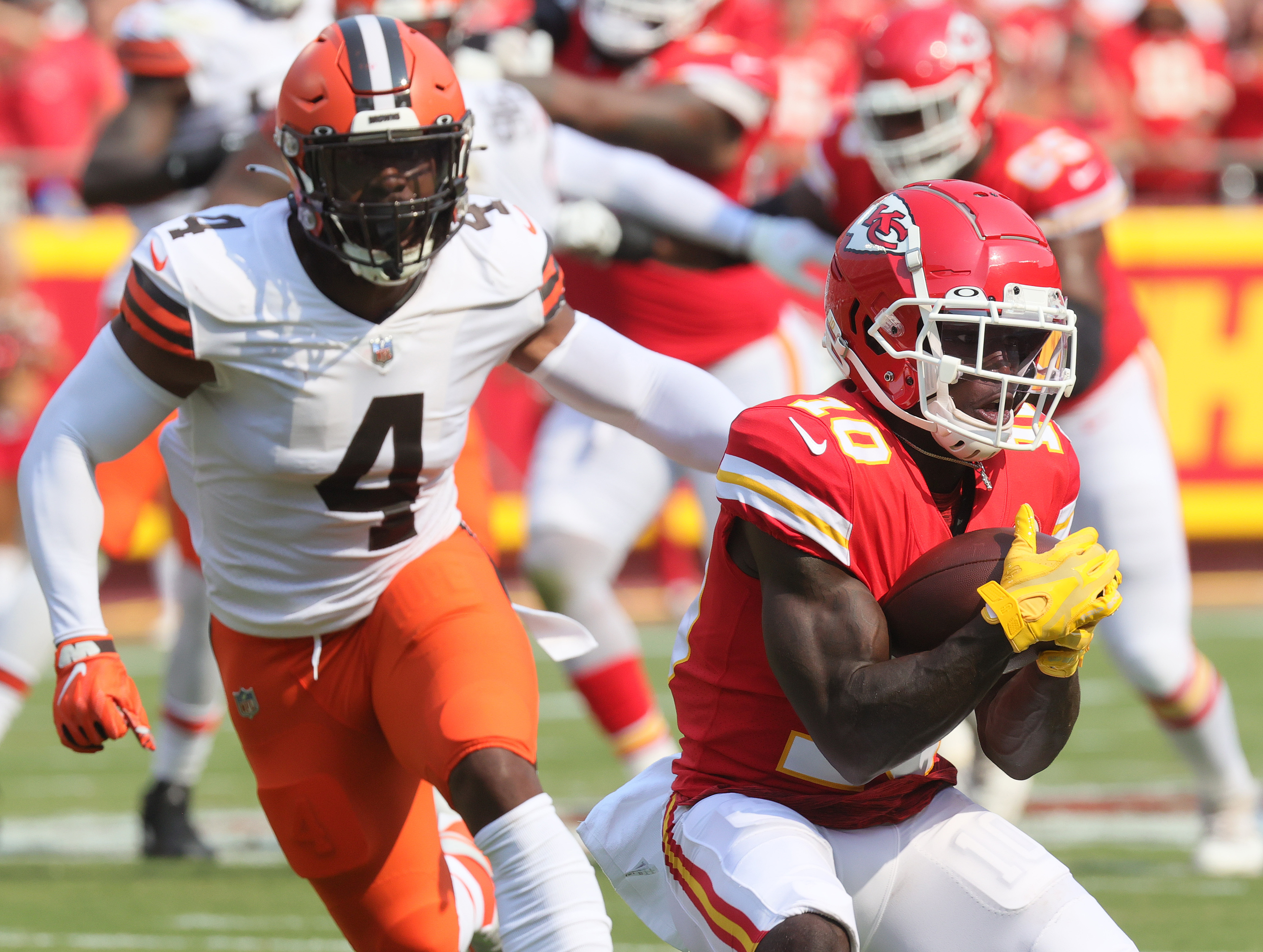 Cleveland Browns linebacker Anthony Walker Jr. (4) stands on the