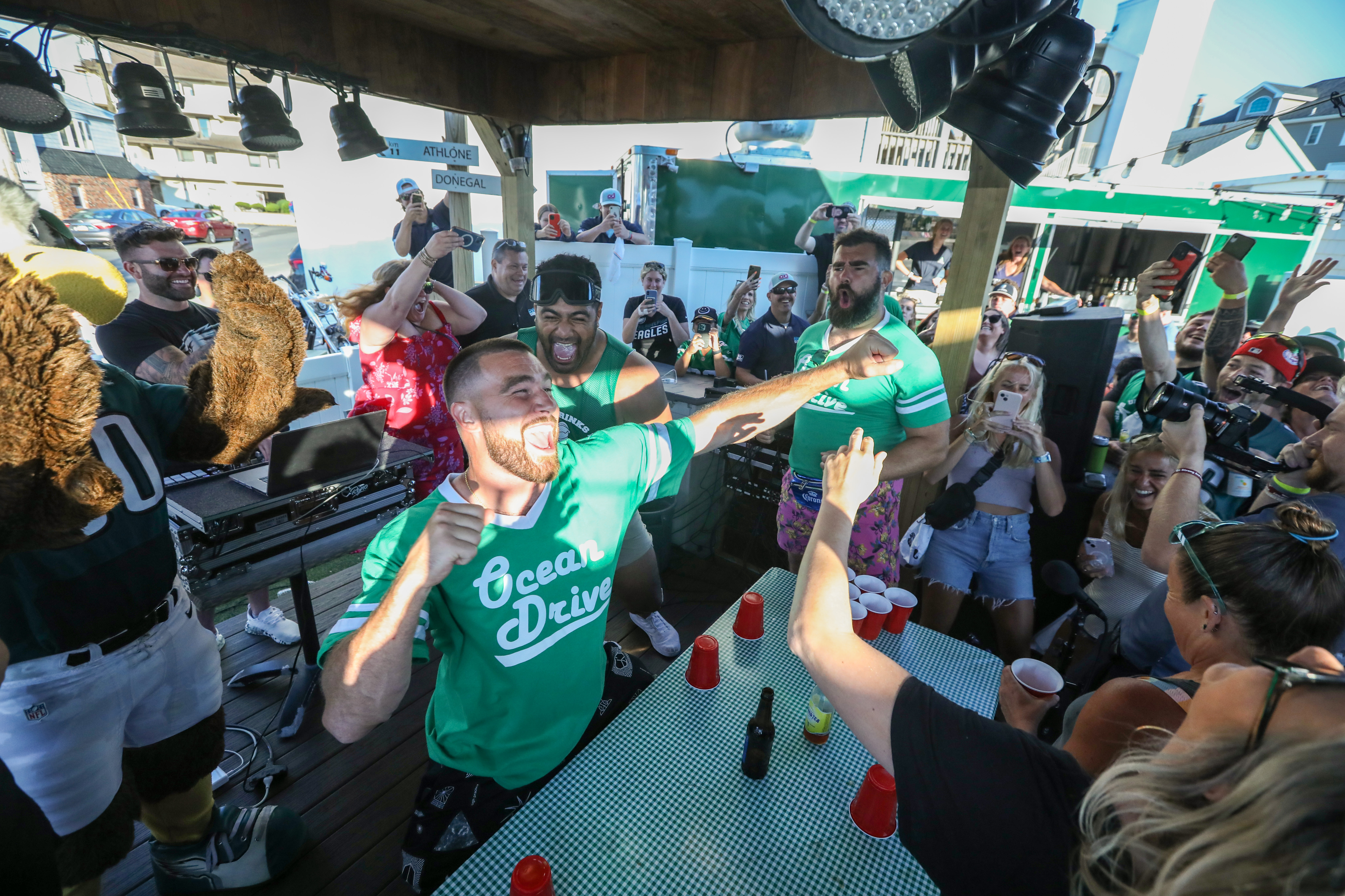 Watch Eagles' Jason Kelce chug beers and tend bar at Jersey Shore fundraiser