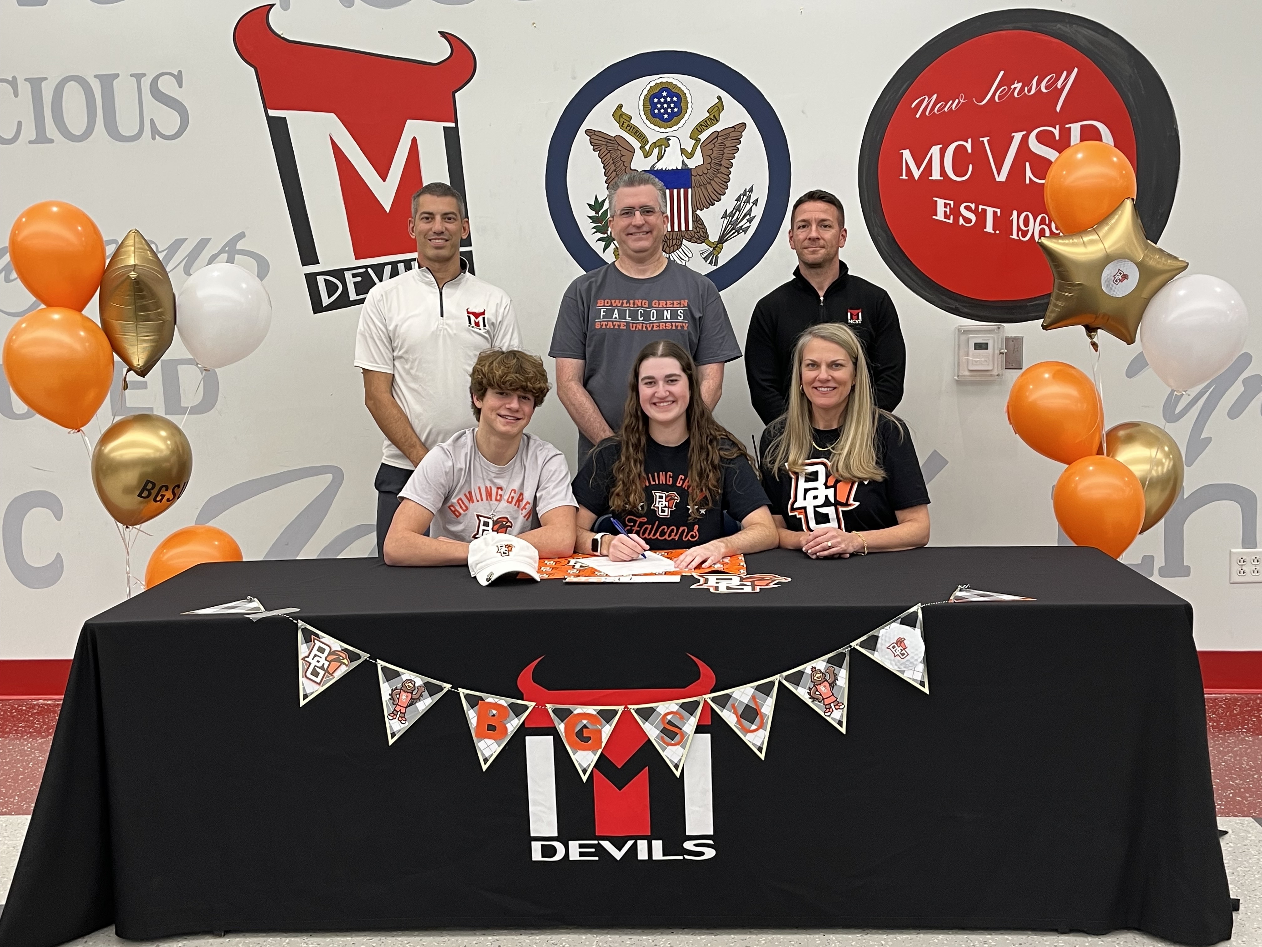 Samantha Dolce will be attending Bowling Green University on a golf scholarship.
Pictured in the front (L to R):
Andrew Dolce (brother), Samantha Dolce, Amy Dolce (mother)
Pictured in the back (L to R):
AJ Prentice (coach), Michael Dolce (father), Mark Menadier (AD)