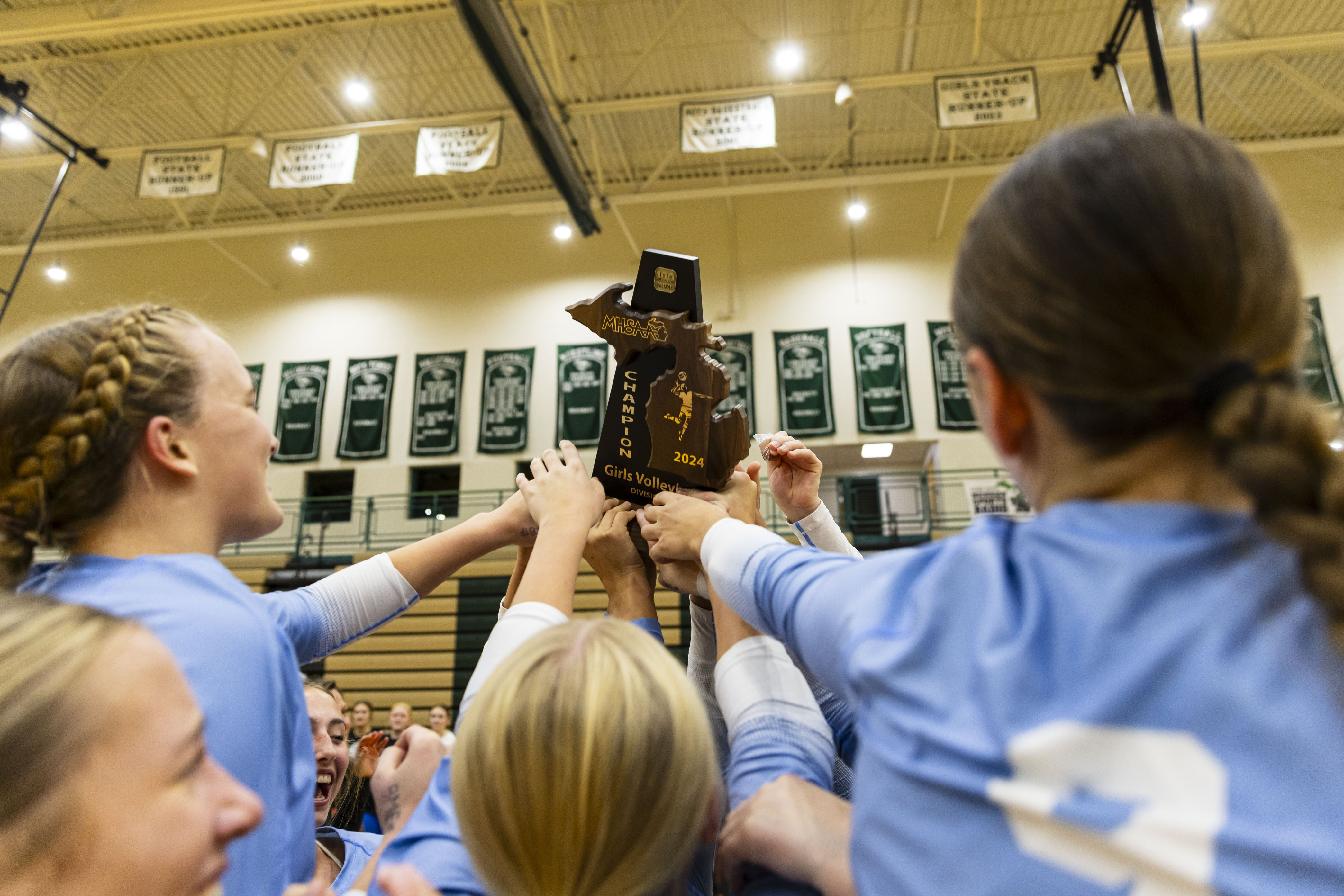 Division 1 district high school volleyball finals between Mona
