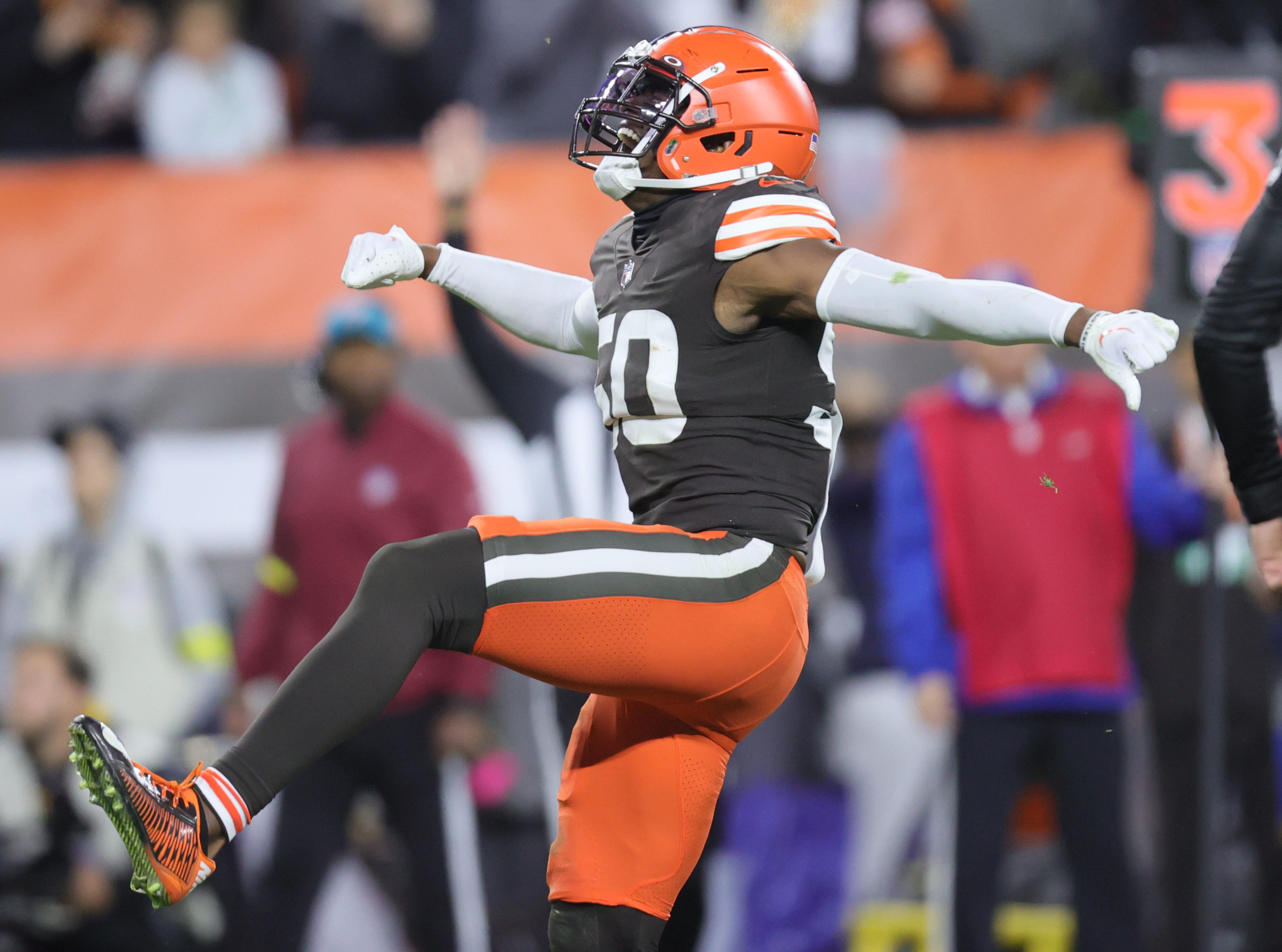 Browns LB Anthony Walker Jr. out for the season with a torn quad tendon  that will require surgery, source says 