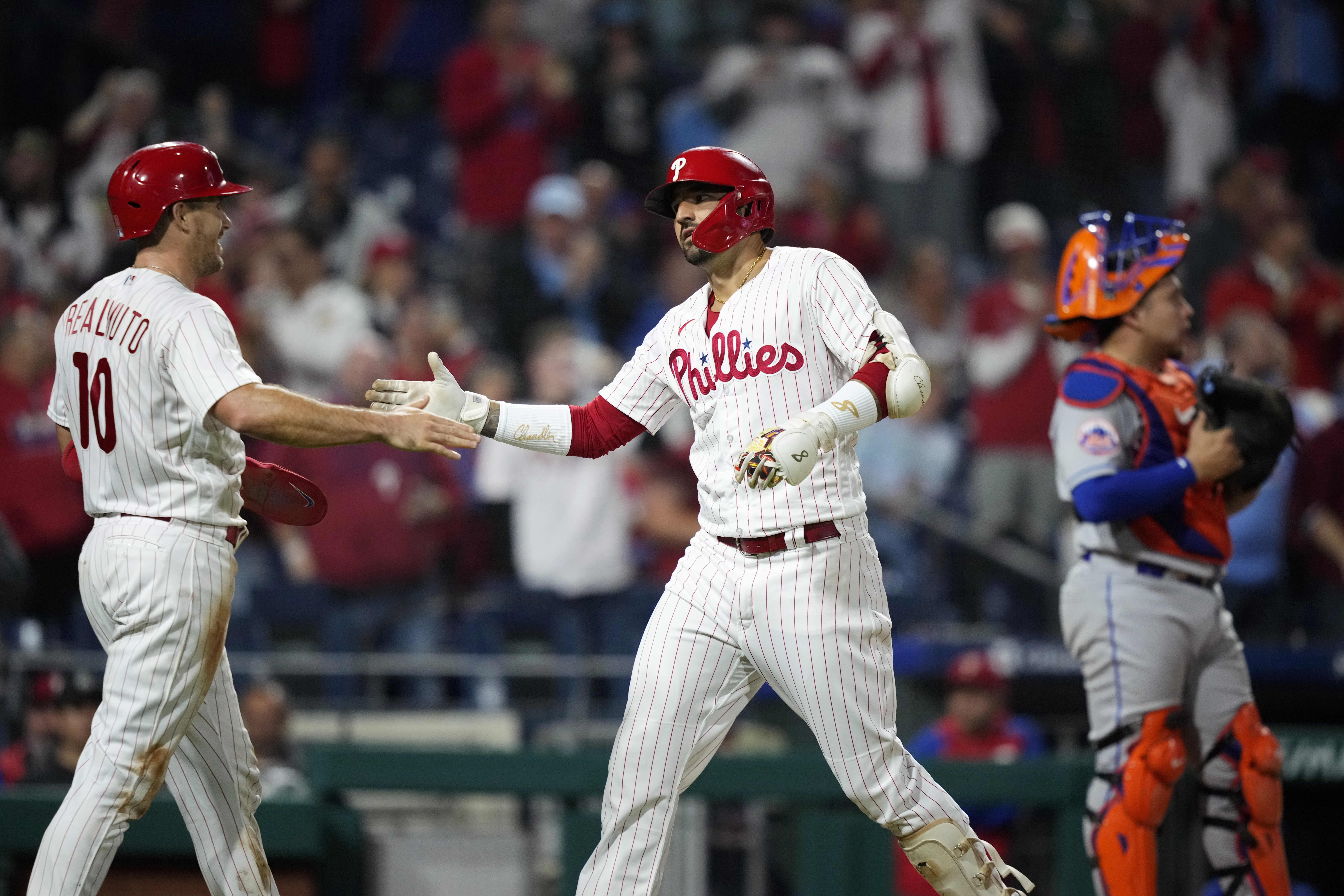 Castellanos homer helps Phillies sweep Mets, move to brink of