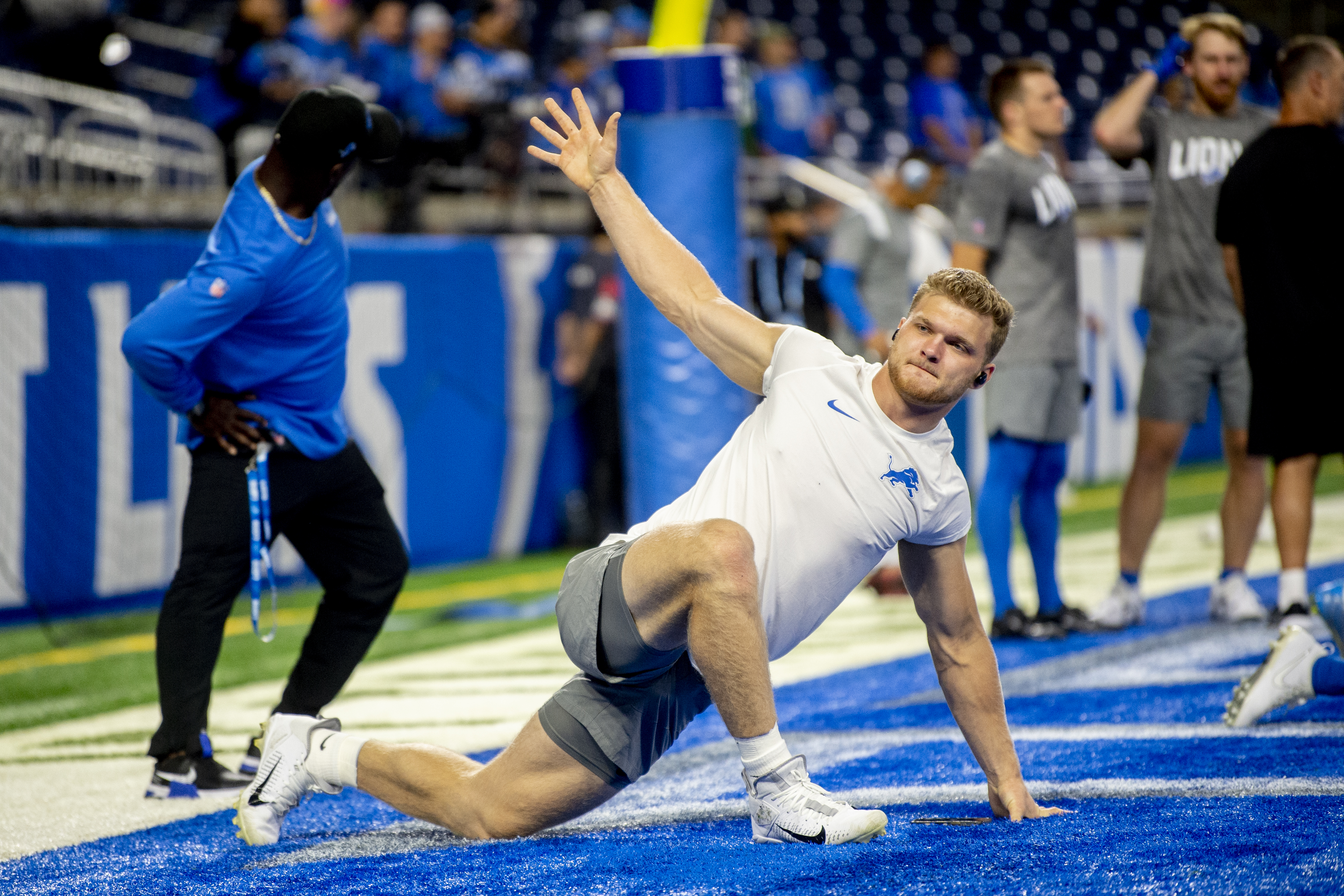 Aidan Hutchinson Gets 'Ready for War' With Game-Day Ritual, Men S Journal