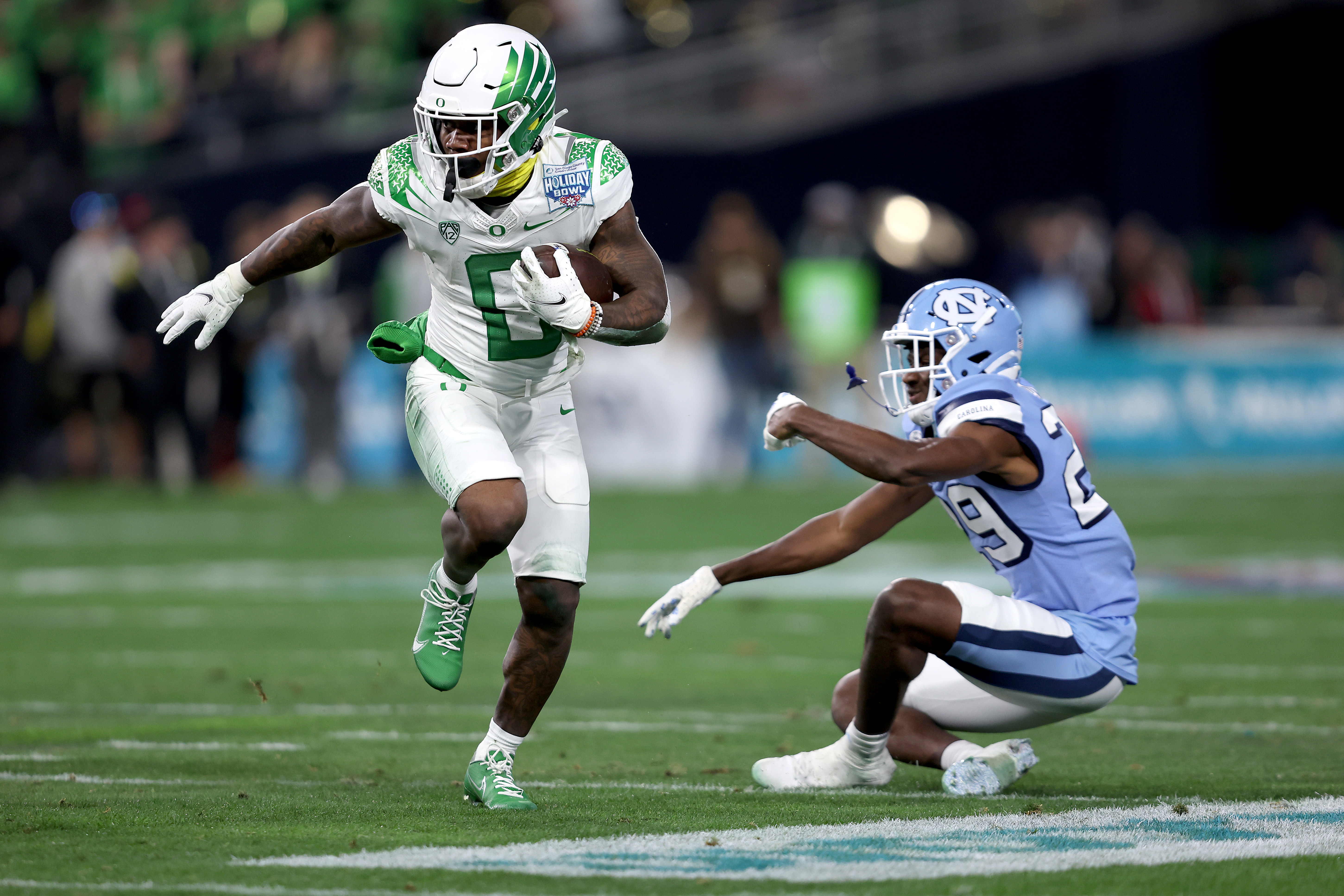 Oregon's Bo Nix, UNC's Drake Maye could give new-look Holiday Bowl a retro  feel, Ap