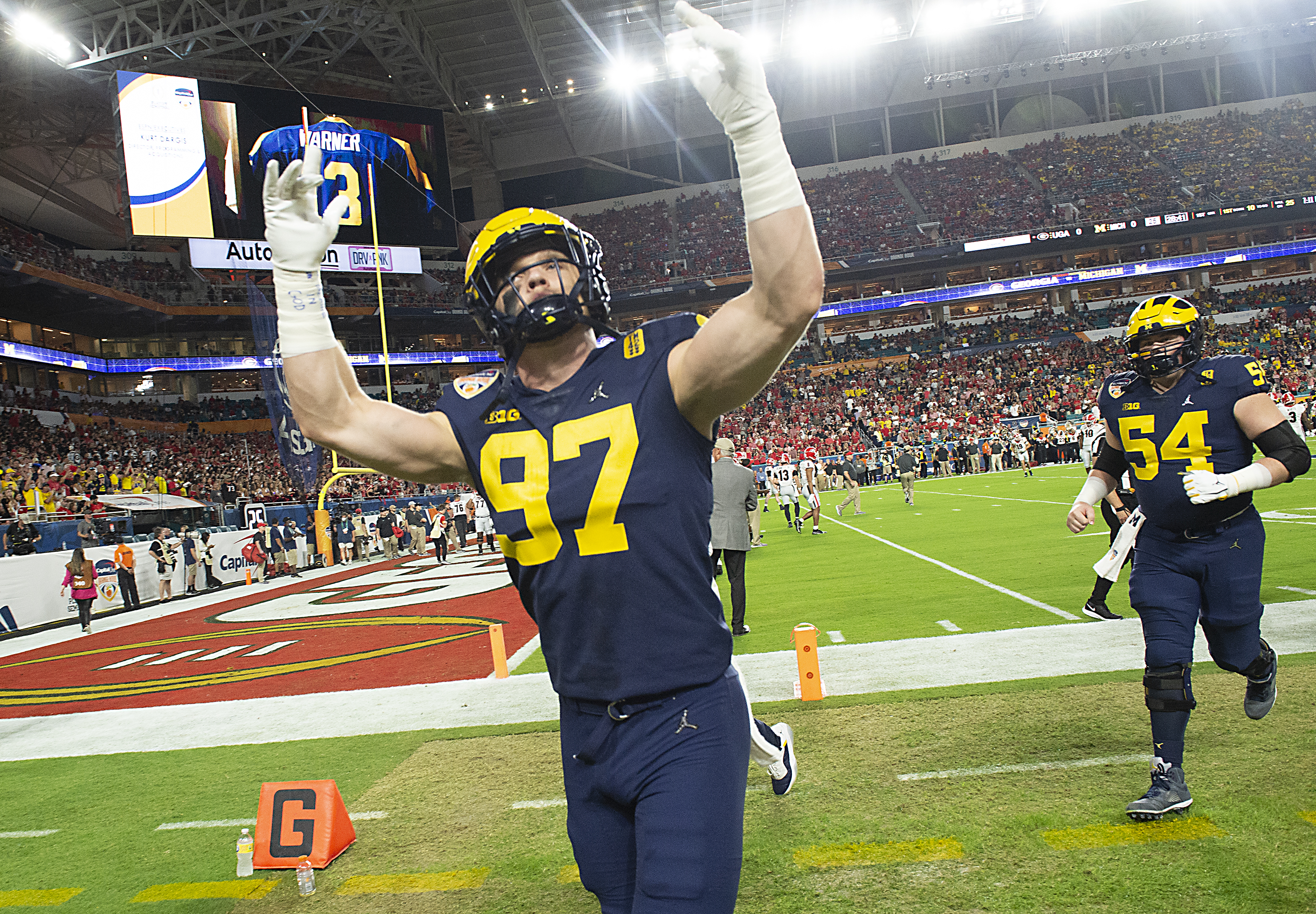 Michigan's Aidan Hutchinson wins Chicago Tribune Silver Football