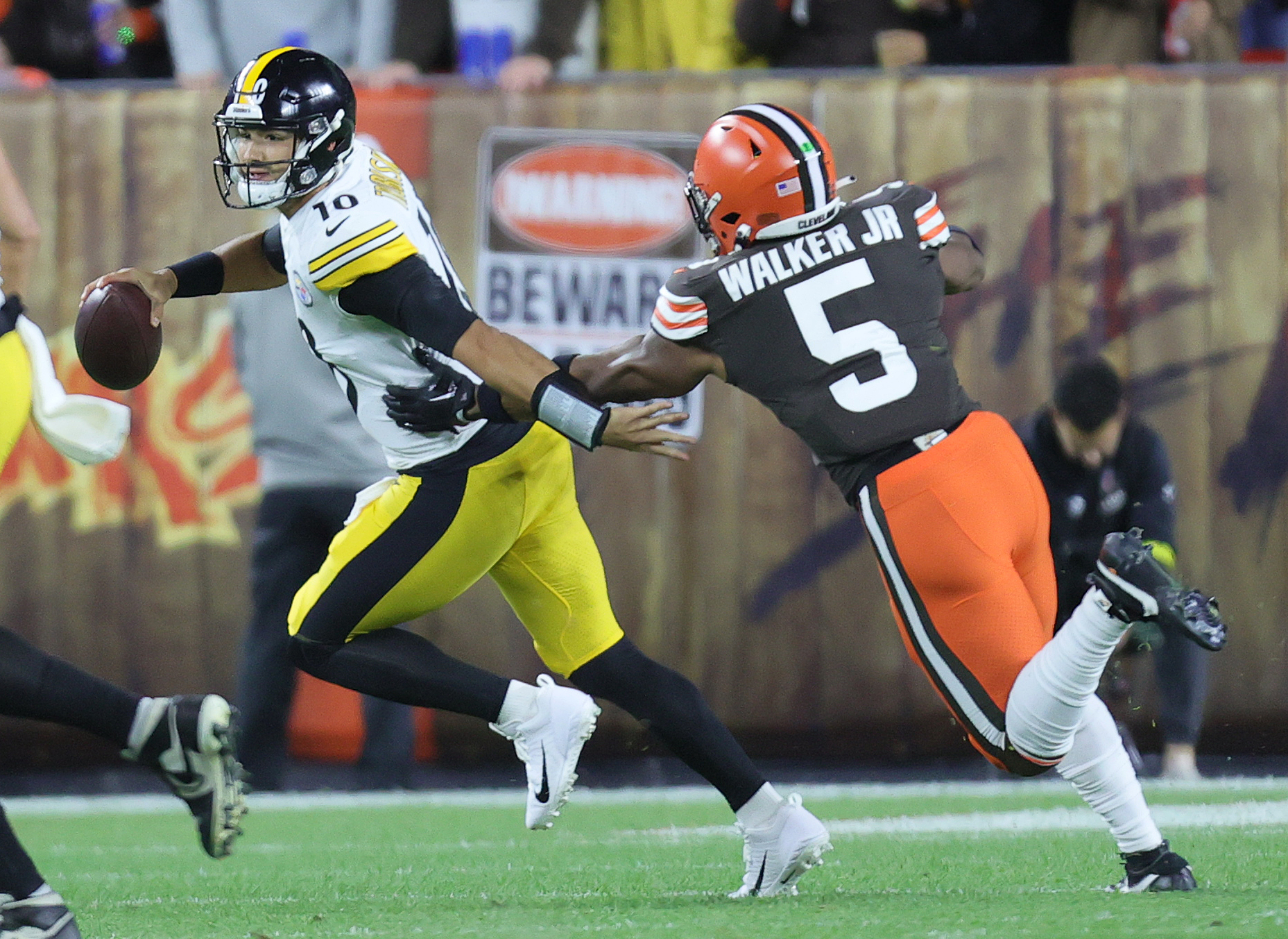 Cleveland Browns linebacker Anthony Walker Jr. (4) stands on the sideline  during an NFL football game against the Pittsburgh Steelers, Sunday, Oct.  31, 2021, in Cleveland. (AP Photo/Kirk Irwin Stock Photo - Alamy