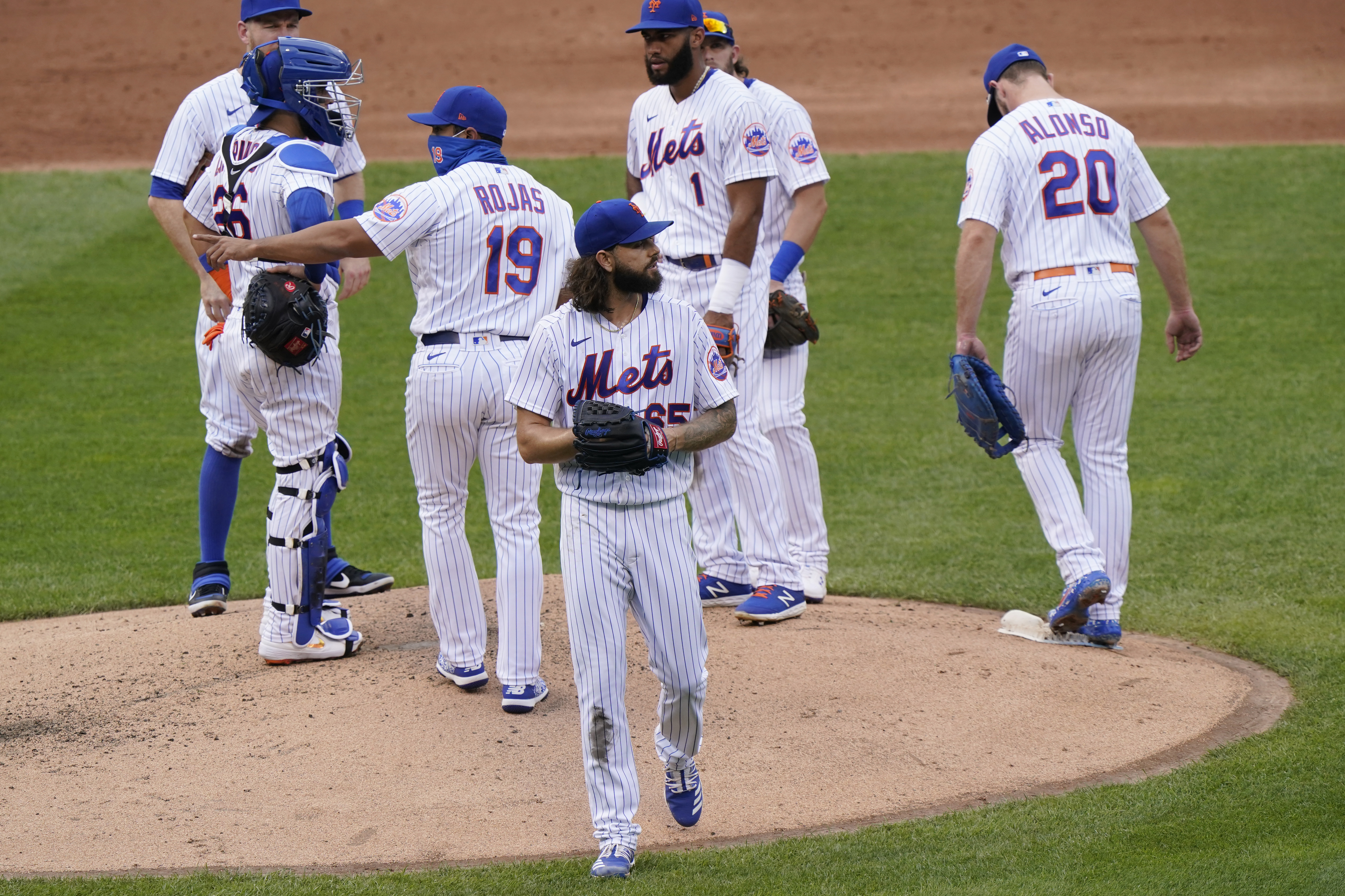 Mets honor Tom Seaver with salute, jersey, dirt-smudged right