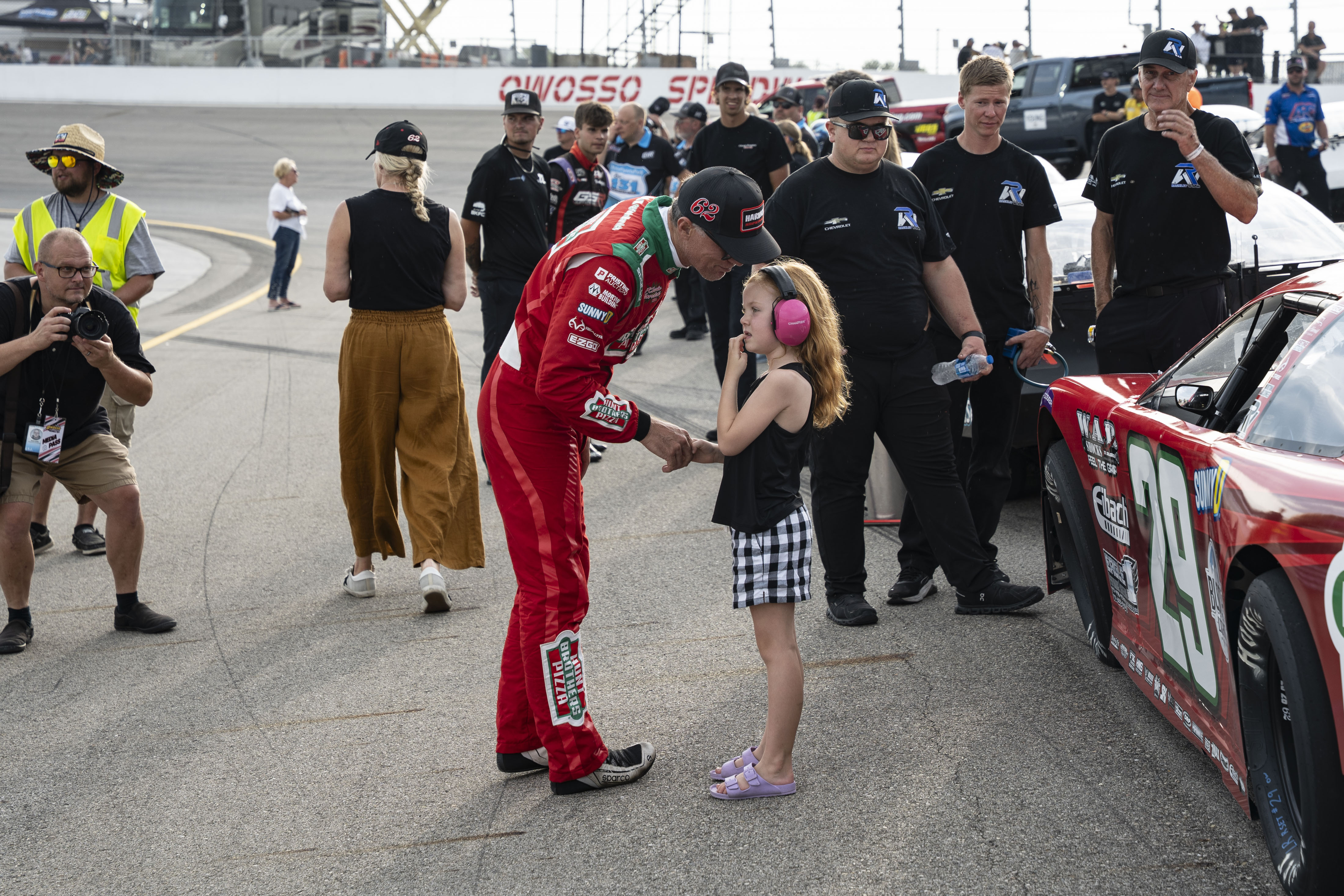 WHOTHEFUCKISSANDROOLIVA？ Retired NASCAR champion Kevin Harvick to face off against 13-year