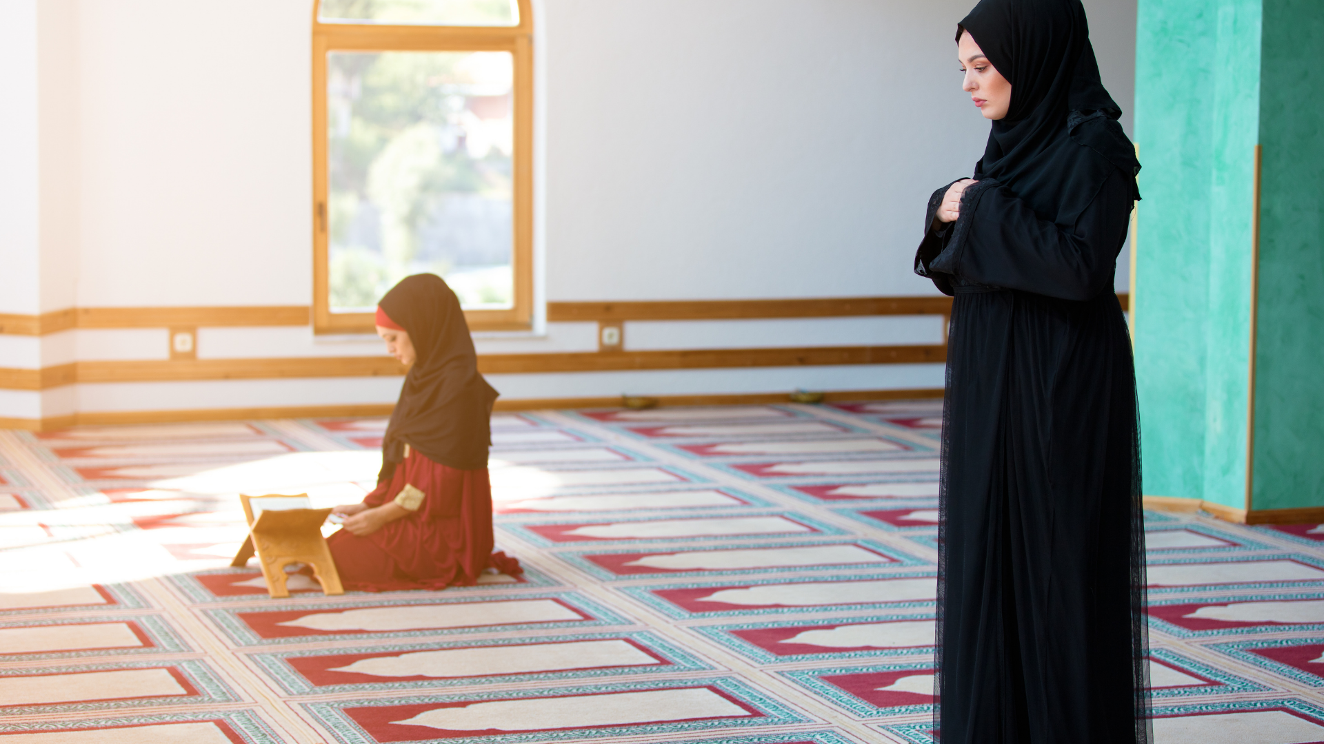 Читать намаз во время месячных. Мусульманка молится в мечети. Женщины молятся в мечети. Женщины мусульманки в мечети. Мусульманские женщины молятся.