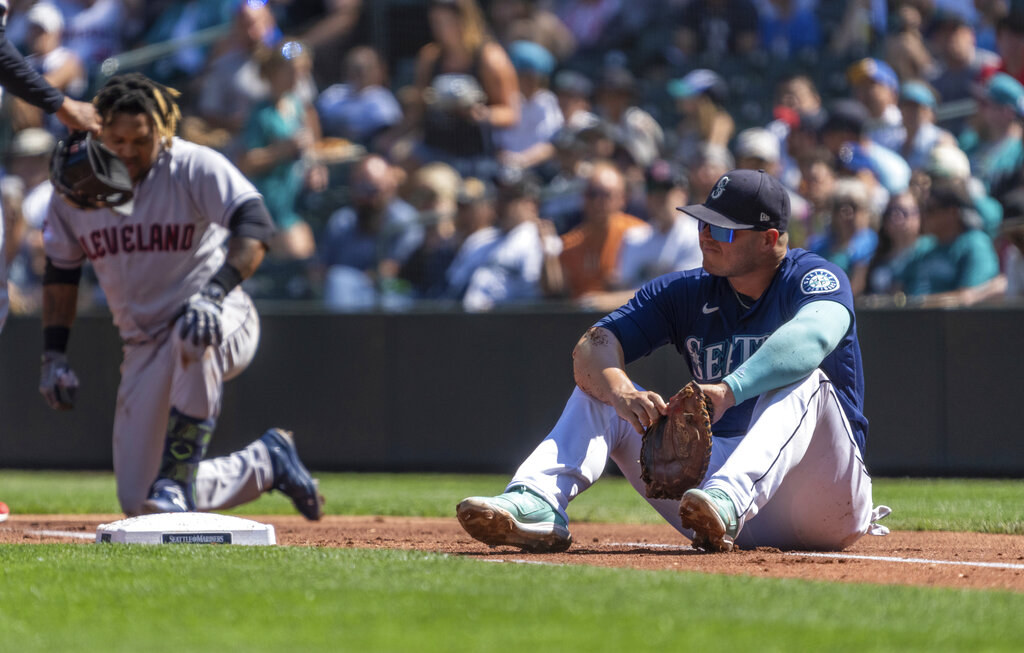 Jesse Winker's collision at first base leaves Mariners, already