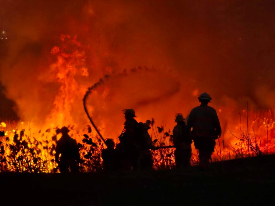 Firefighters battle brush fire in Syracuse - syracuse.com