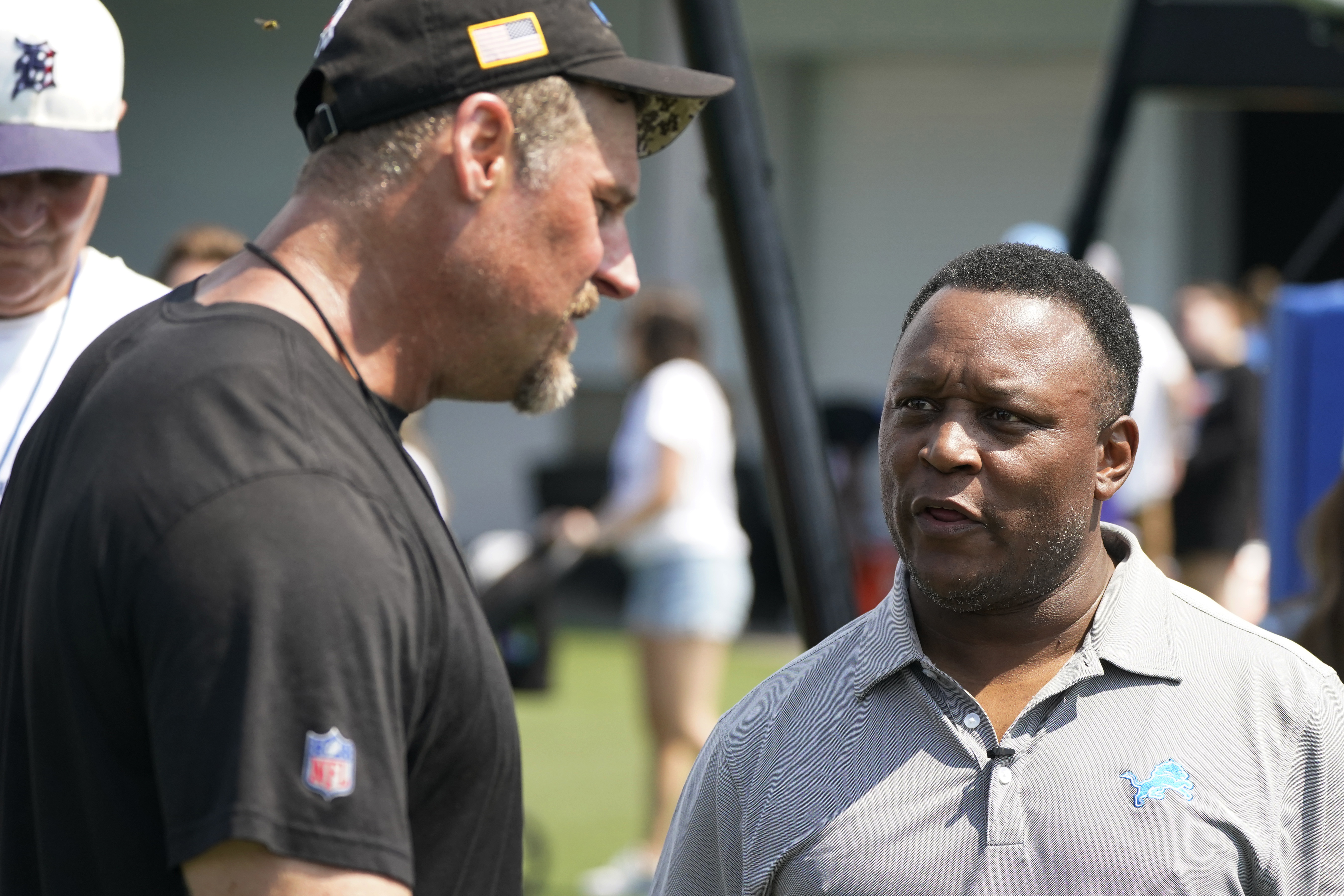 Bronze statue unveiled by Lions to honor Barry Sanders - CGTN