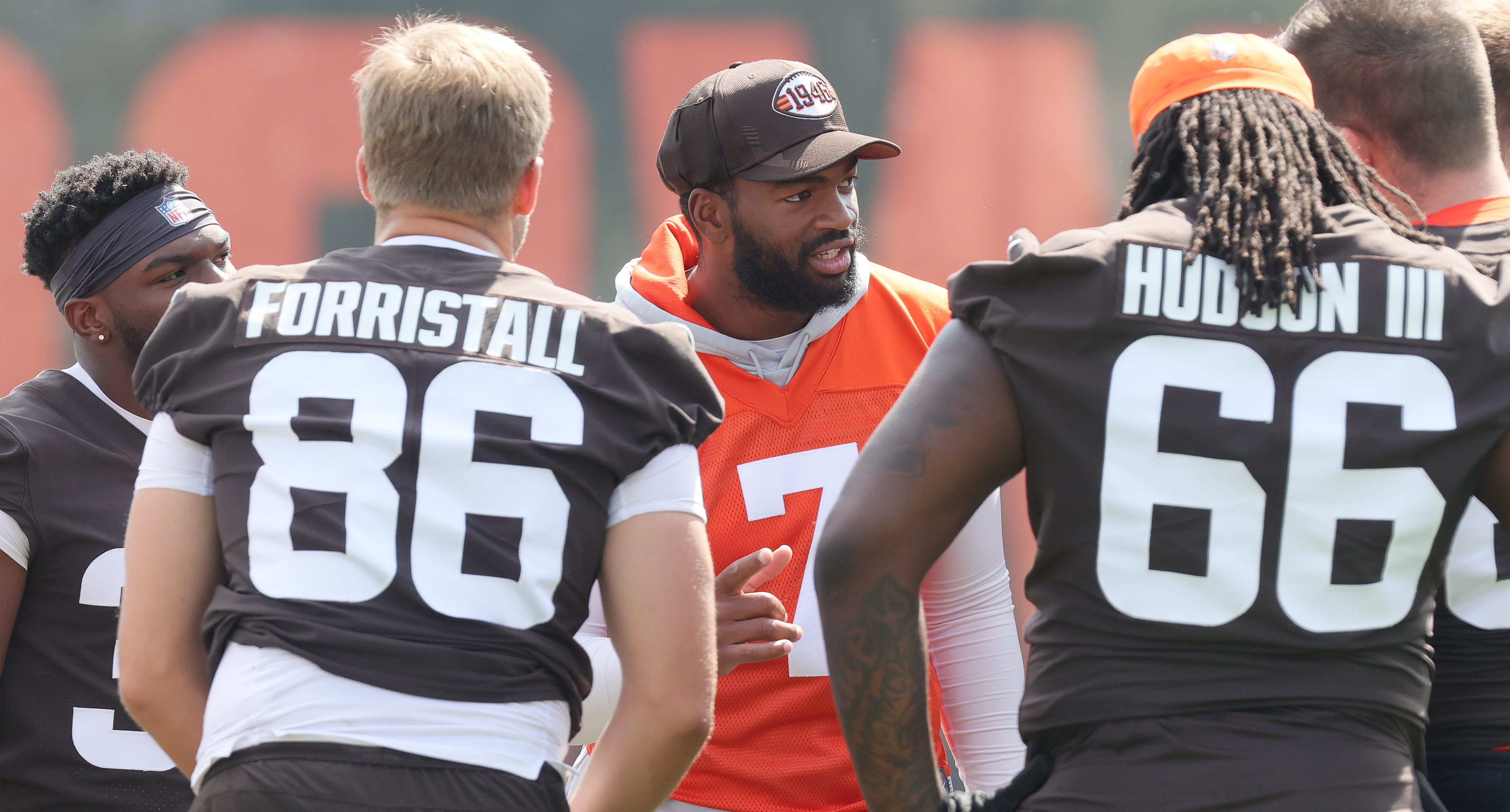 Cleveland Browns Fullback Johnny Stanton Poses With Critical Role T-Shirt